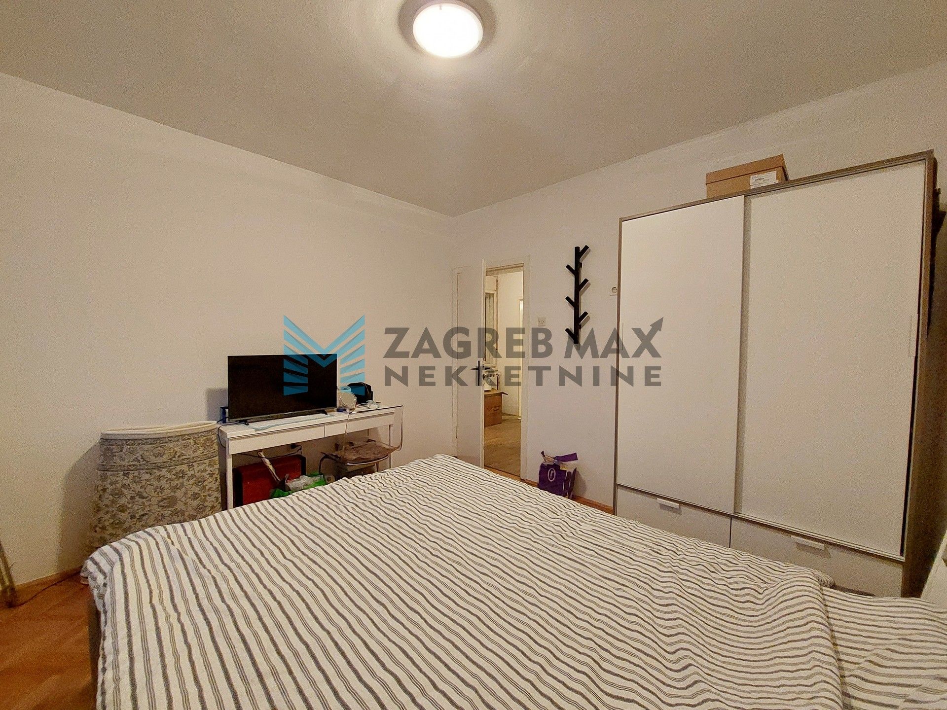 Zagreb - OPOROVEC - Novoselečki put - kuća, 2 kata, održavana, dvorište, garaža