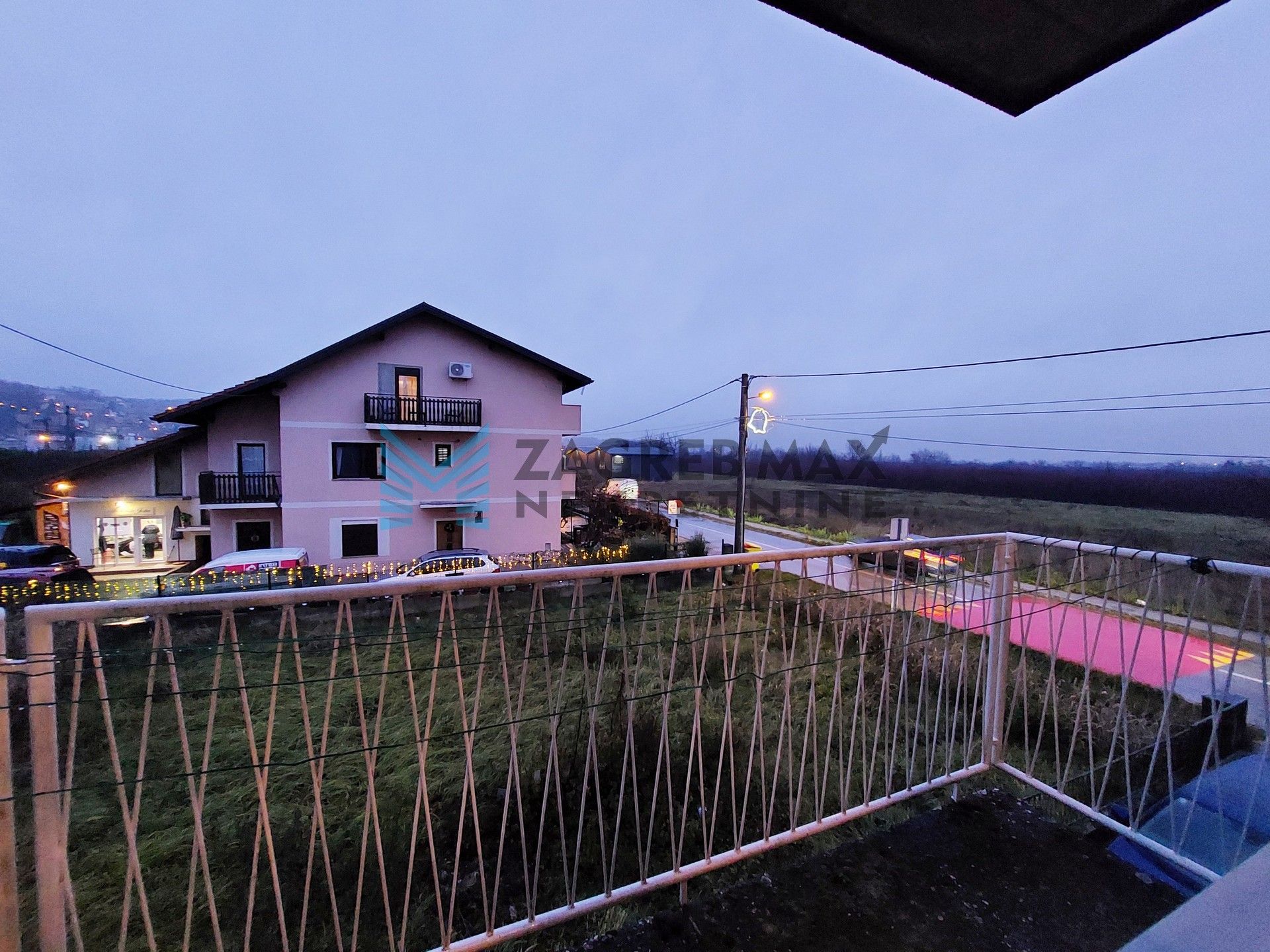 Zagreb - OPOROVEC - Novoselečki put - kuća, 2 kata, održavana, dvorište, garaža