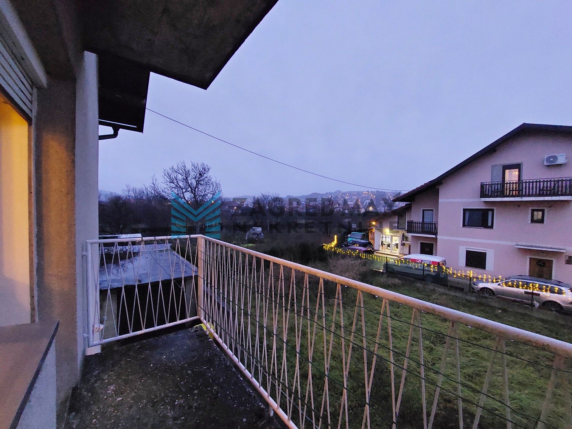 Zagreb - OPOROVEC - Novoselečki put - kuća, 2 kata, održavana, dvorište, garaža