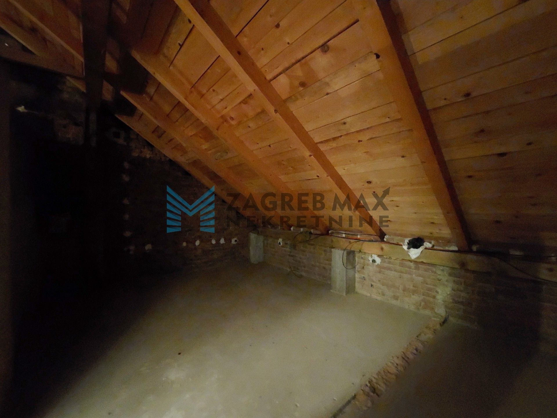 Zagreb - OPOROVEC - Novoselečki put - kuća, 2 kata, održavana, dvorište, garaža