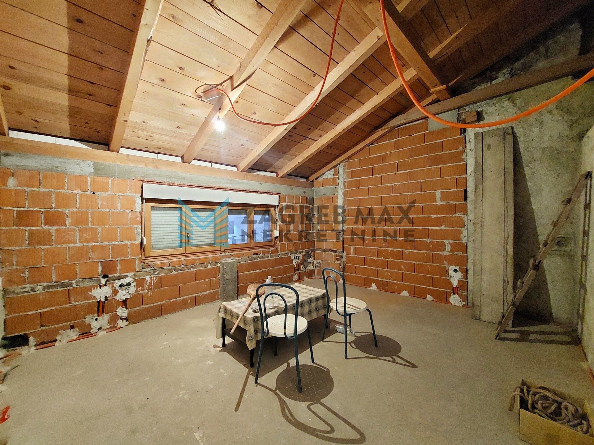 Zagreb - OPOROVEC - Novoselečki put - kuća, 2 kata, održavana, dvorište, garaža