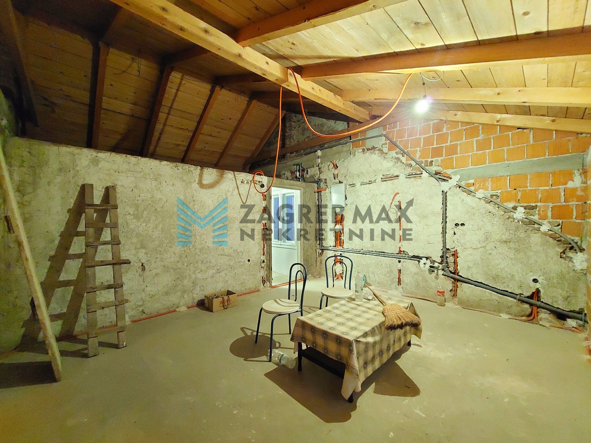 Zagreb - OPOROVEC - Novoselečki put - kuća, 2 kata, održavana, dvorište, garaža