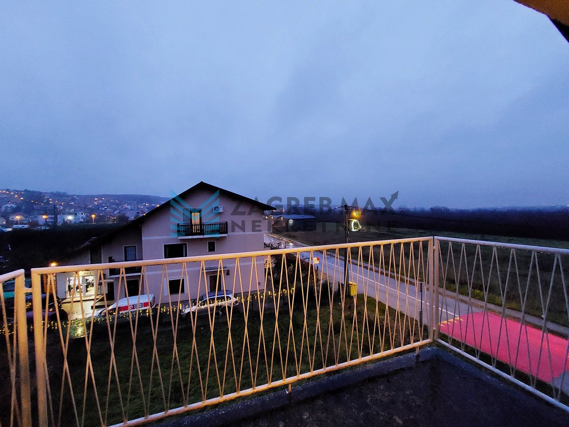 Zagreb - OPOROVEC - Novoselečki put - kuća, 2 kata, održavana, dvorište, garaža