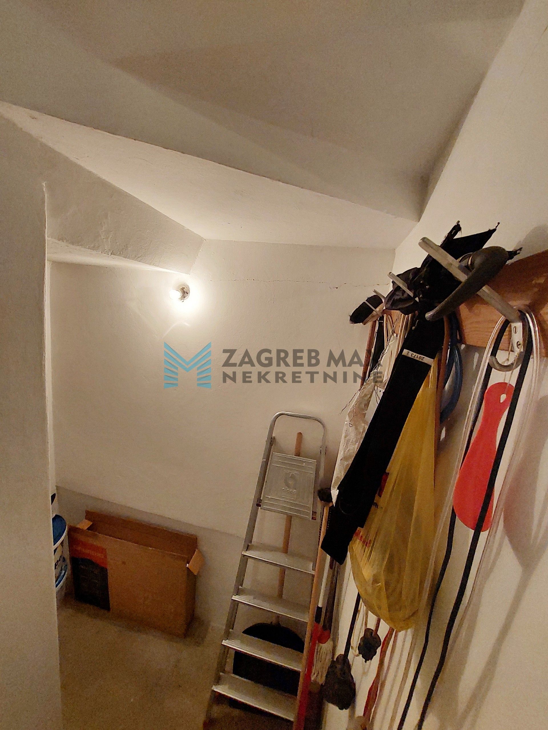 Zagreb - OPOROVEC - Novoselečki put - kuća, 2 kata, održavana, dvorište, garaža