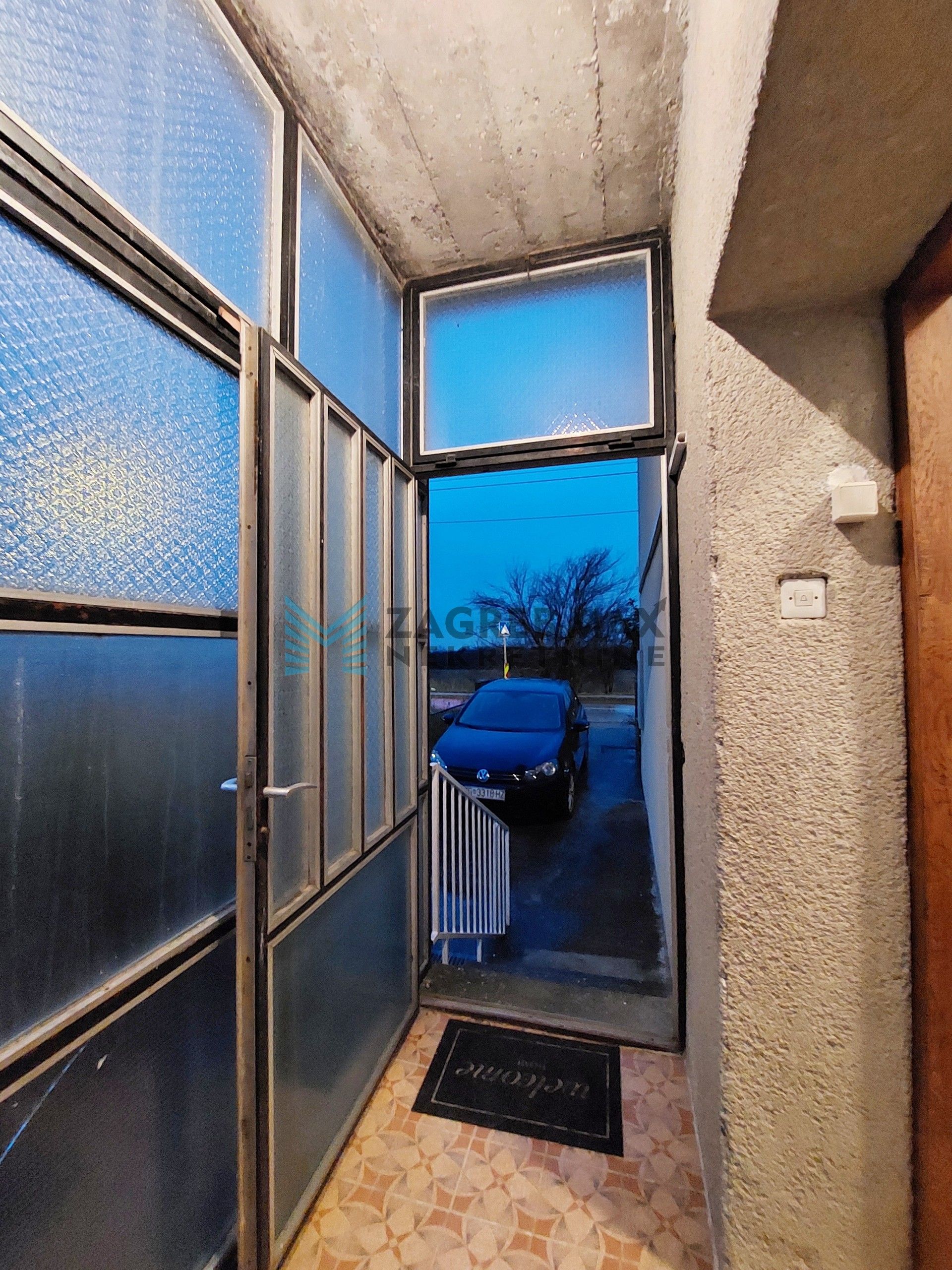 Zagreb - OPOROVEC - Novoselečki put - kuća, 2 kata, održavana, dvorište, garaža