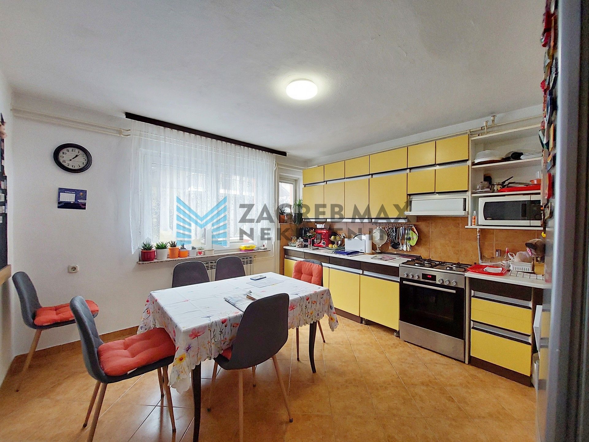 Zagreb - TREŠNJEVKA - F. šetalište - 4-sobni, balkon, spremište, dvorište