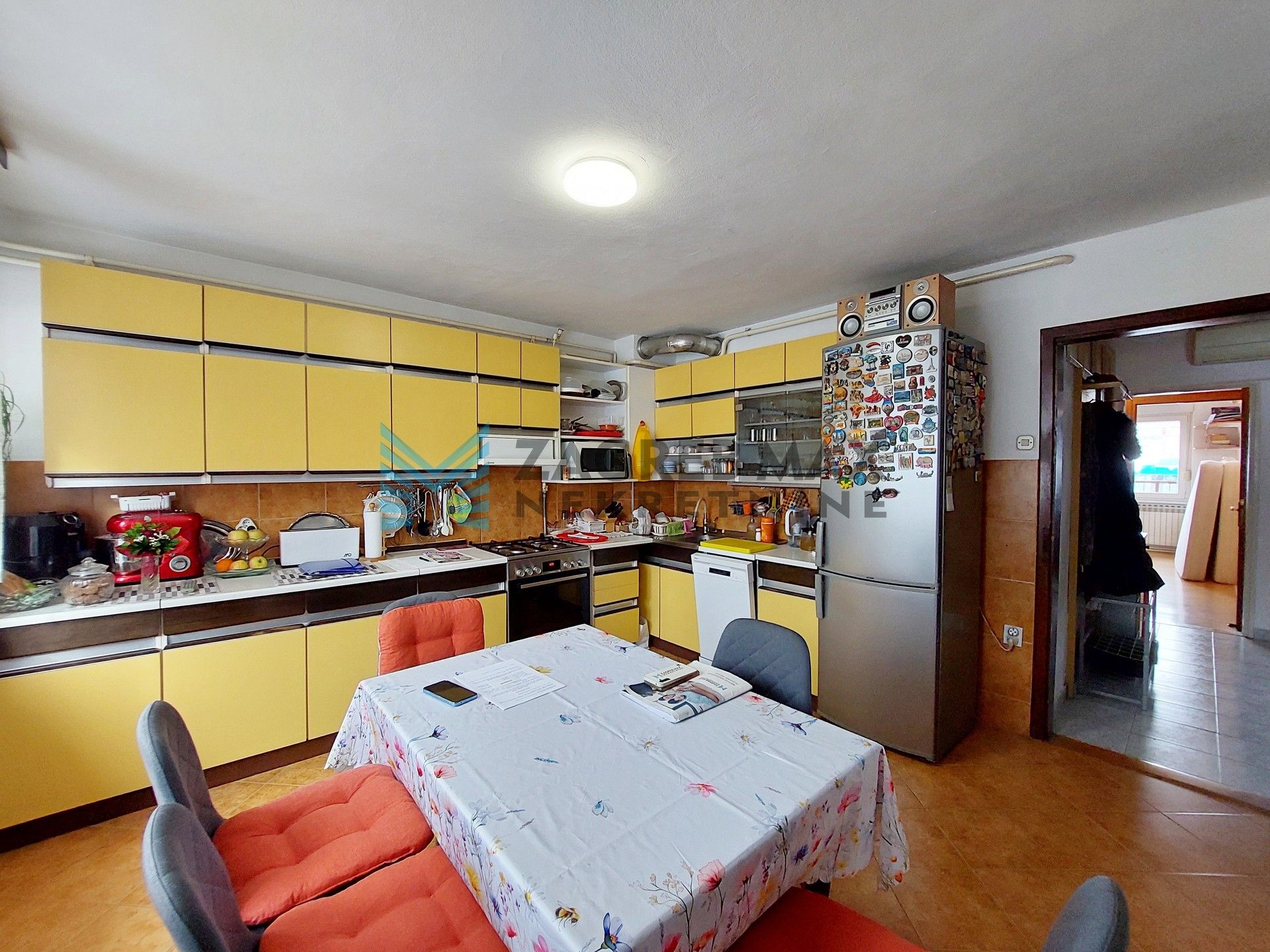 Zagreb - TREŠNJEVKA - F. šetalište - 4-sobni, balkon, spremište, dvorište