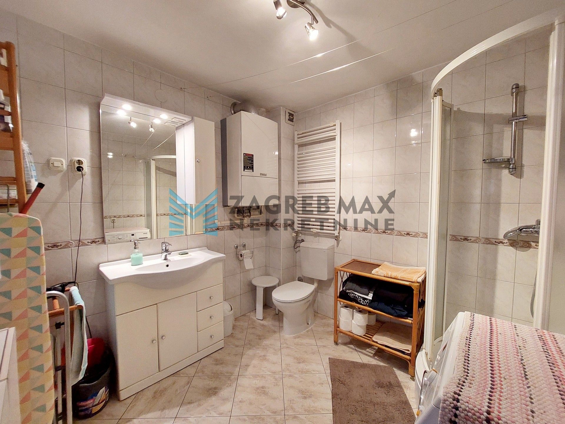 Zagreb - TREŠNJEVKA - F. šetalište - 4-sobni, balkon, spremište, dvorište