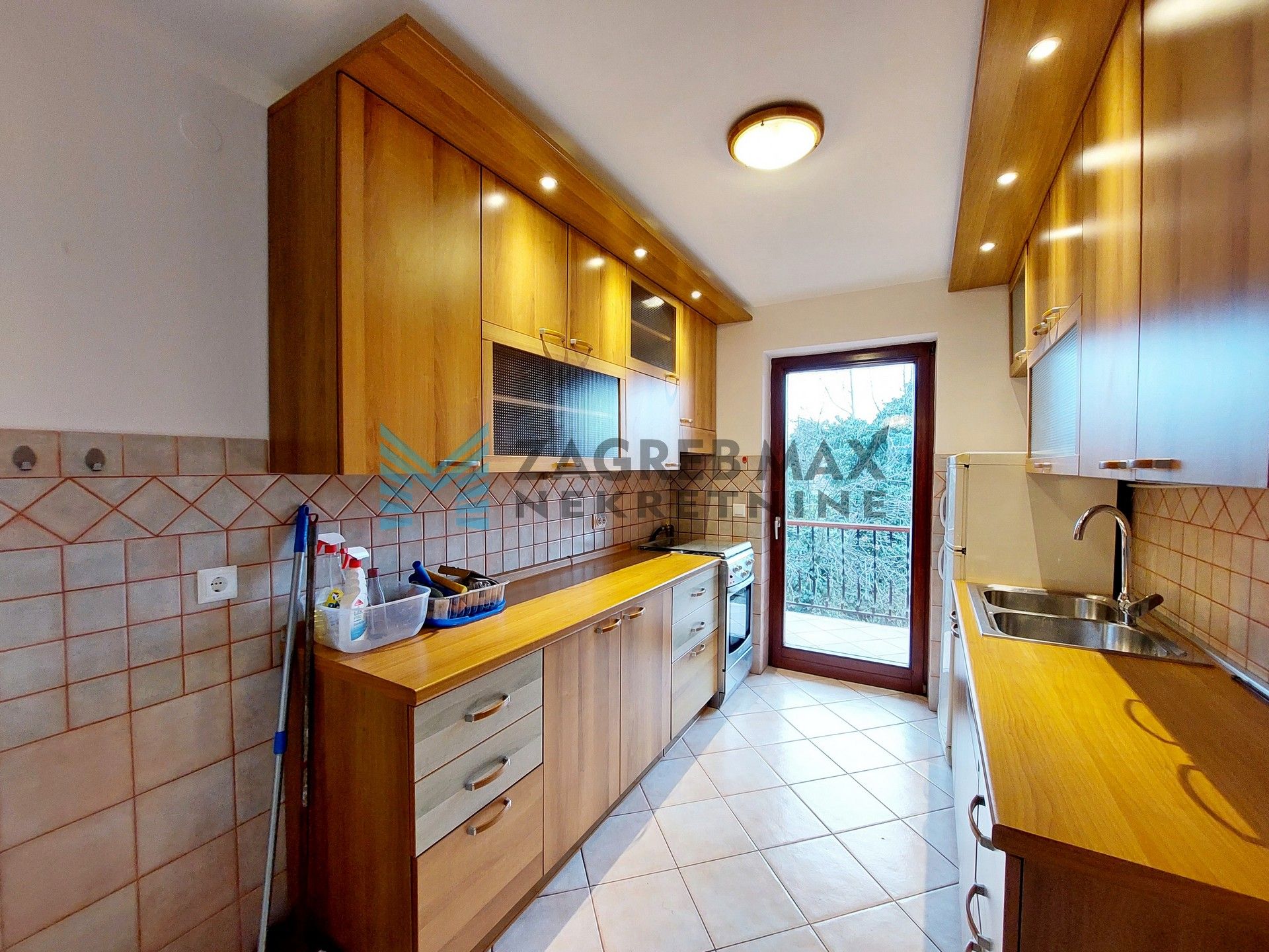 Zagreb - TRNJE - A.Vidakovića - 3-sobni, svijetao, lođa, parking, dvorište