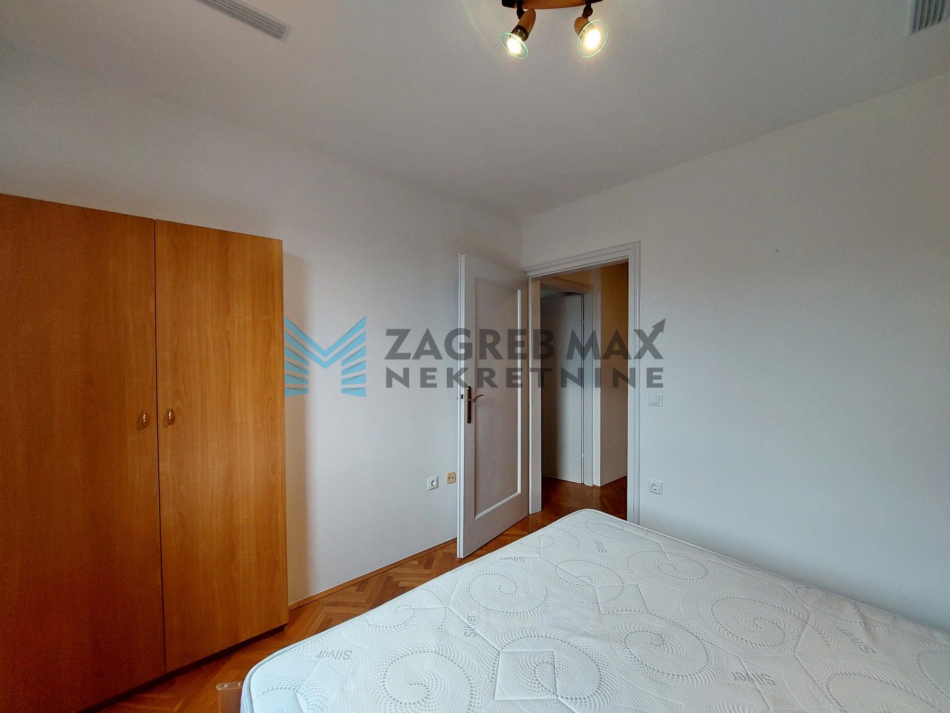 Zagreb - TRNJE - A.Vidakovića - 3-sobni, svijetao, lođa, parking, dvorište