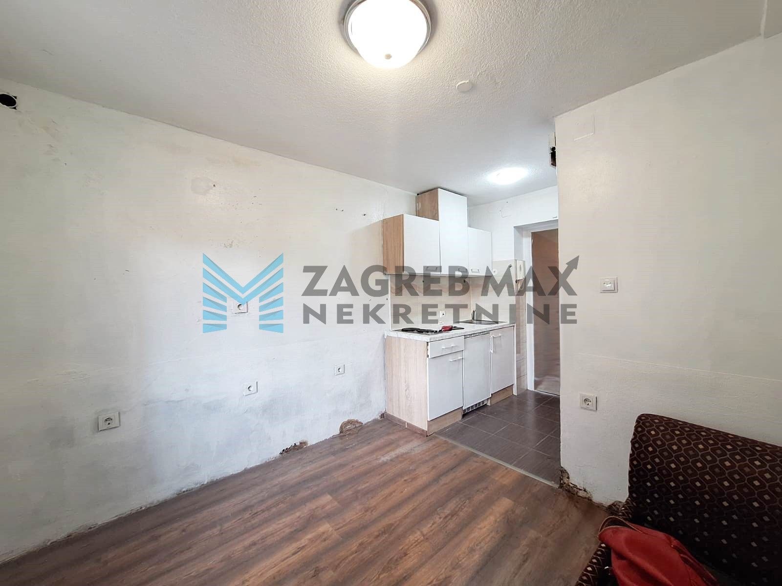 Zagreb - TREŠNJEVKA - Mokrička - garsonijera - 12 m2 - za adaptaciju