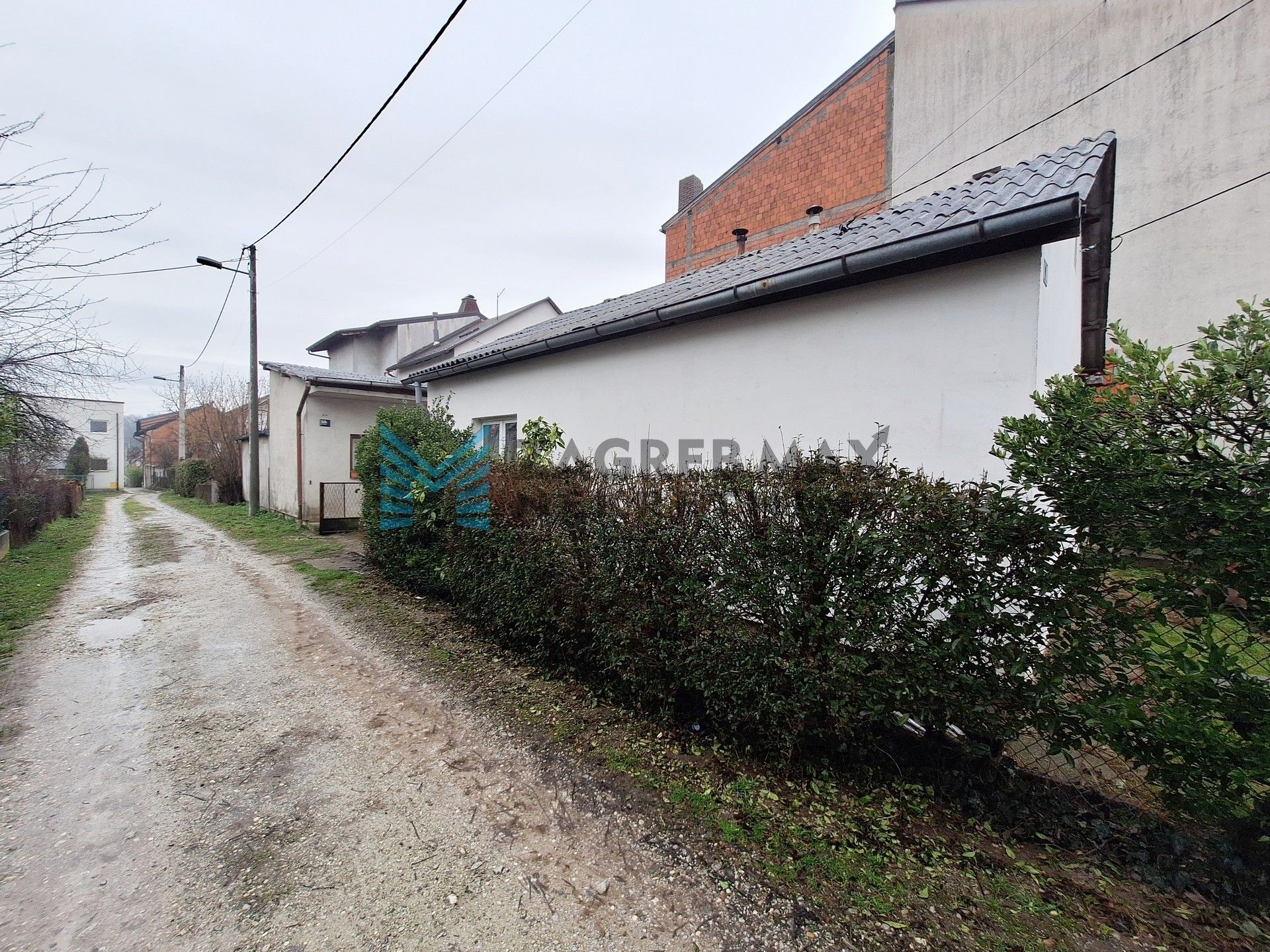 Zagreb - BUKOVAC - Požarinje - 3 kuće, garaža legalizirano, 328 m²