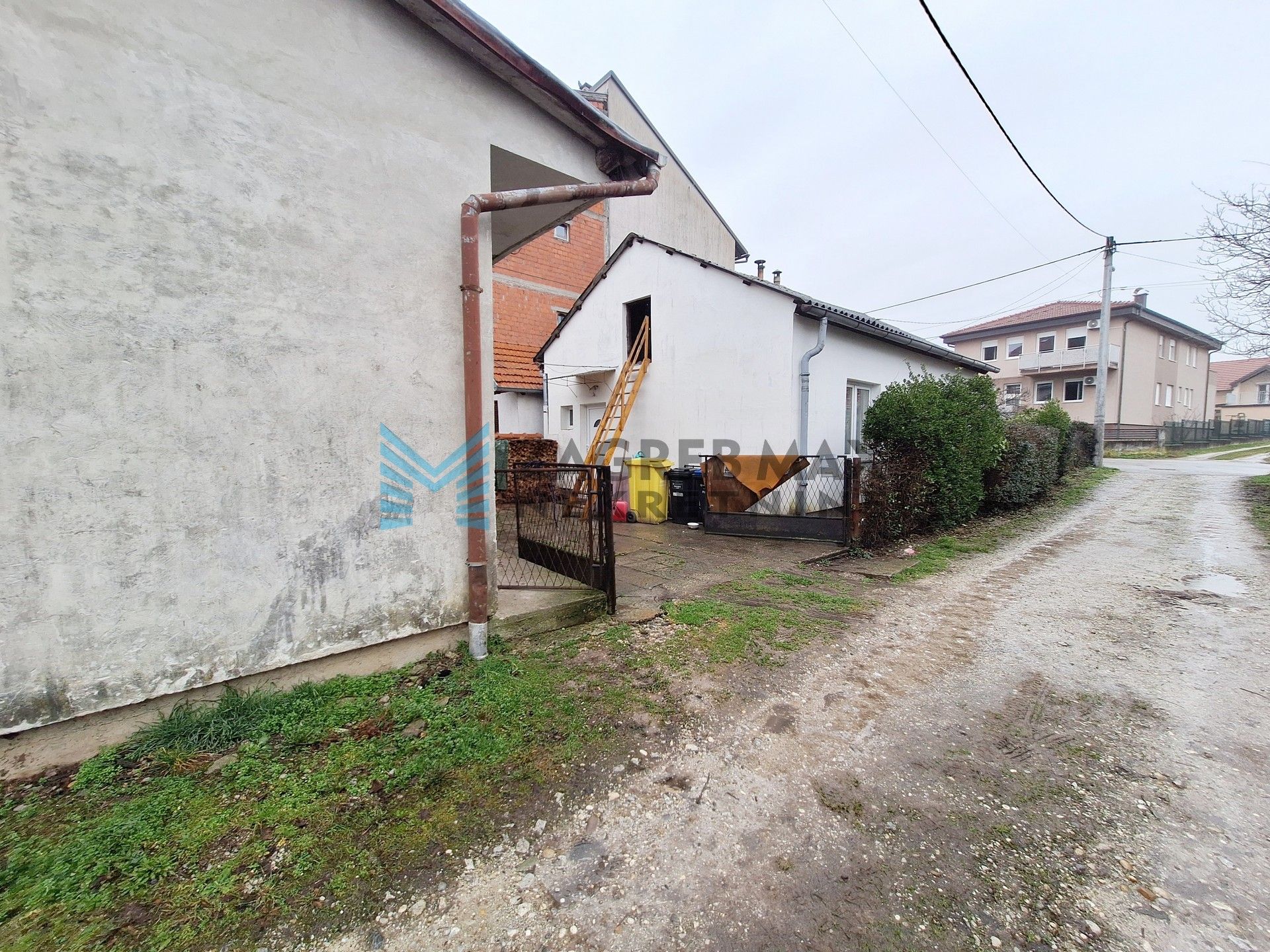 Zagreb - BUKOVAC - Požarinje - 3 kuće, garaža legalizirano, 328 m²