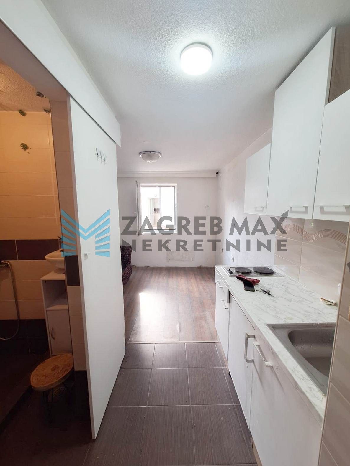 Zagreb - TREŠNJEVKA - Mokrička - garsonijera - 12 m2 - za adaptaciju