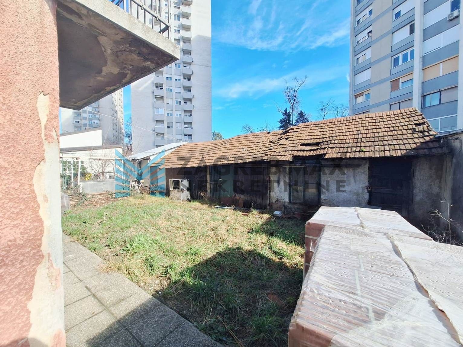 Zagreb - TREŠNJEVKA - Mokrička - garsonijera - 12 m2 - za adaptaciju