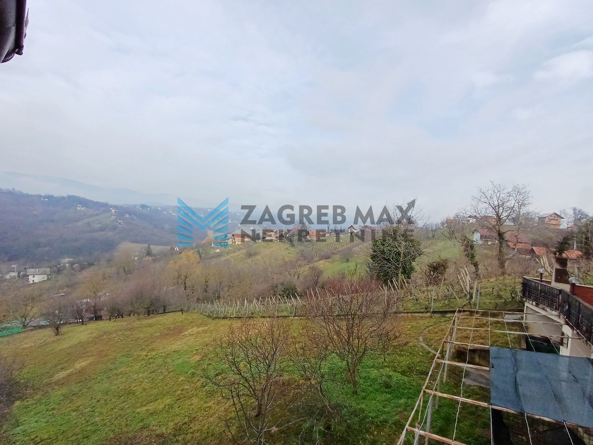 Zagreb - NOVOSELEC - Veliki Vrh - 2 kuće, garaža, dvorište, terasa, pogled