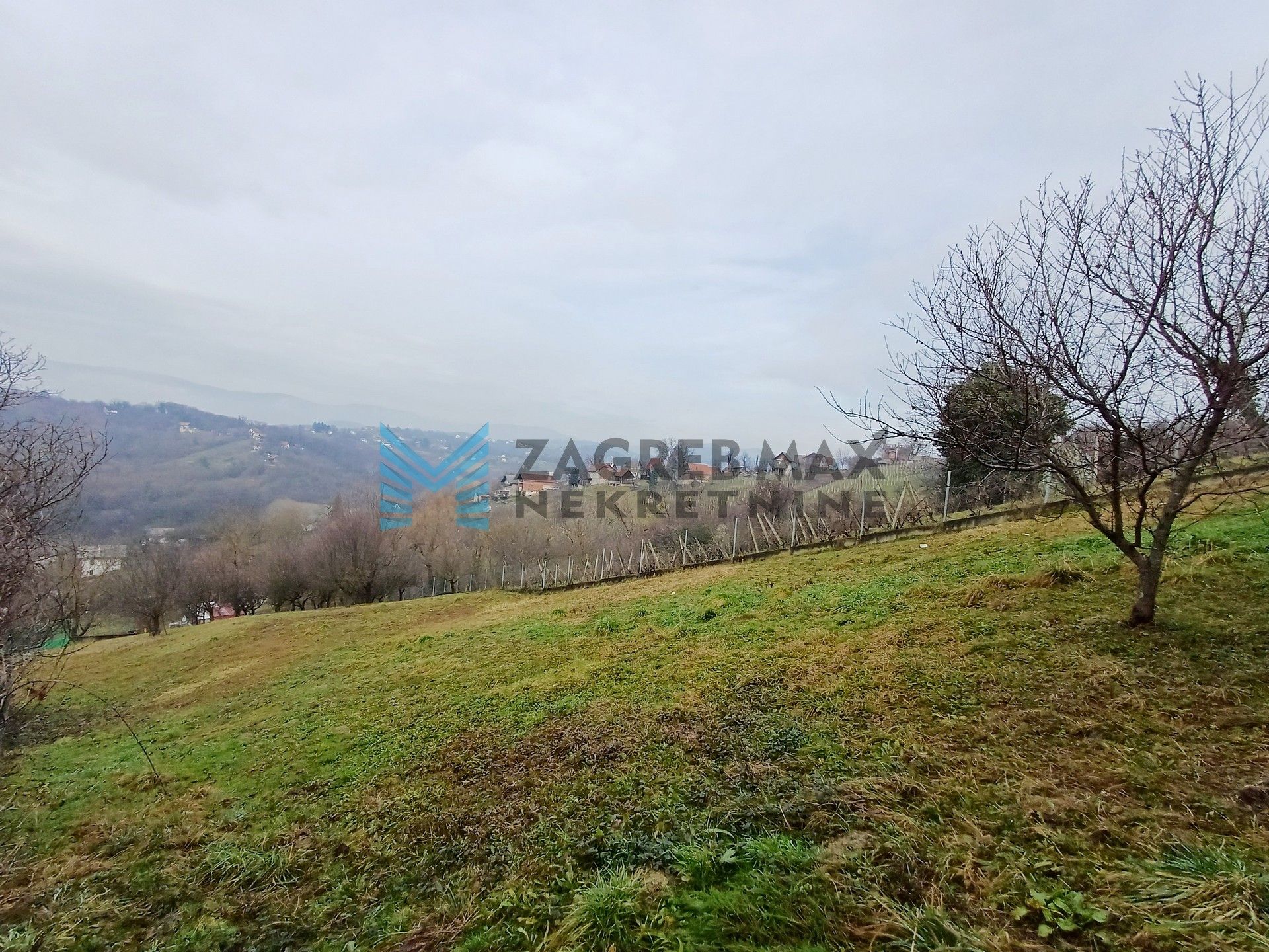 Zagreb - NOVOSELEC - Veliki Vrh - 2 kuće, garaža, dvorište, terasa, pogled