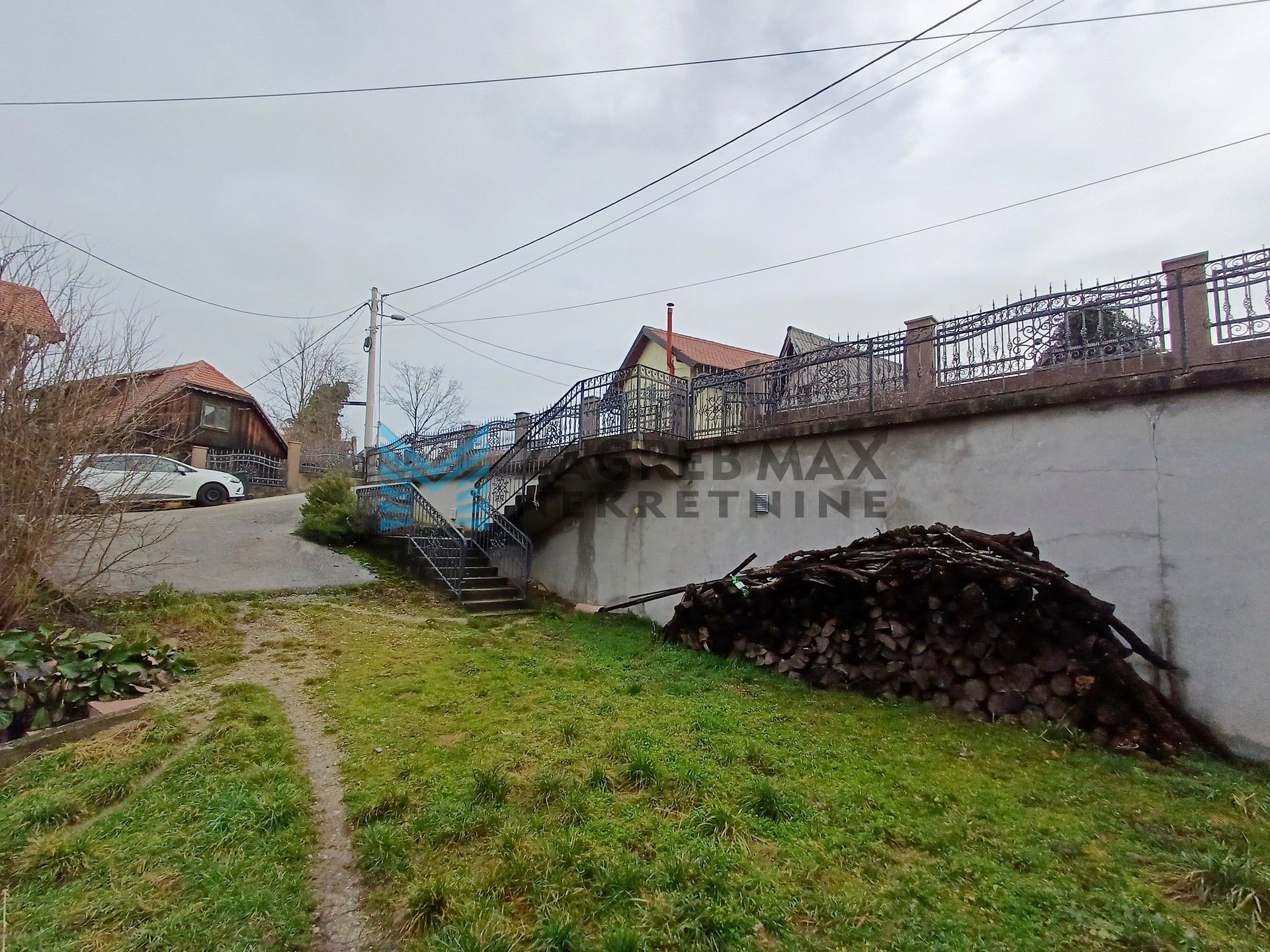 Zagreb - NOVOSELEC - Veliki Vrh - 2 kuće, garaža, dvorište, terasa, pogled