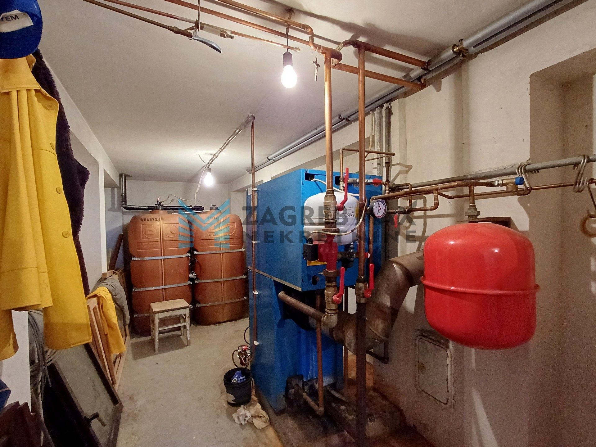 Zagreb - NOVOSELEC - Veliki Vrh - 2 kuće, garaža, dvorište, terasa, pogled