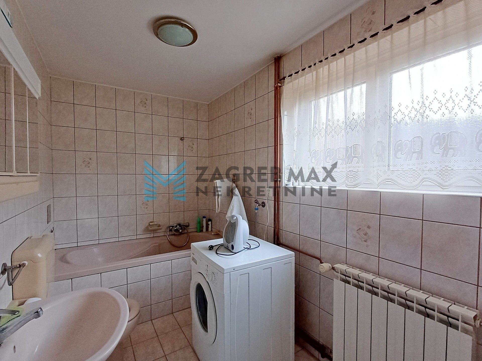 Zagreb - NOVOSELEC - Veliki Vrh - 2 kuće, garaža, dvorište, terasa, pogled