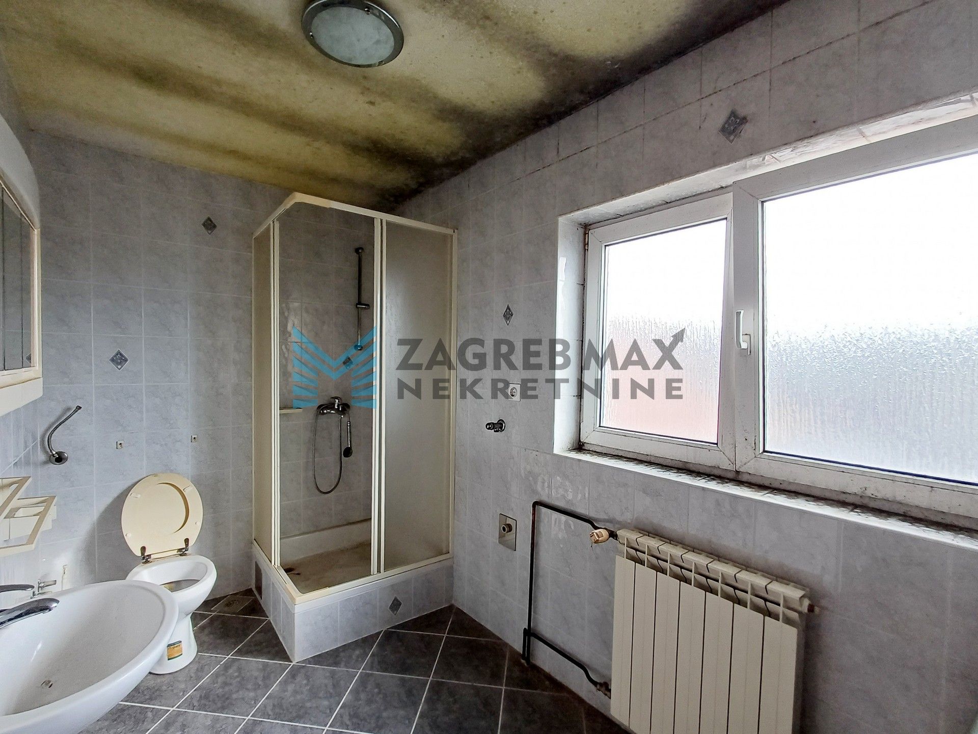 Zagreb - NOVOSELEC - Veliki Vrh - 2 kuće, garaža, dvorište, terasa, pogled