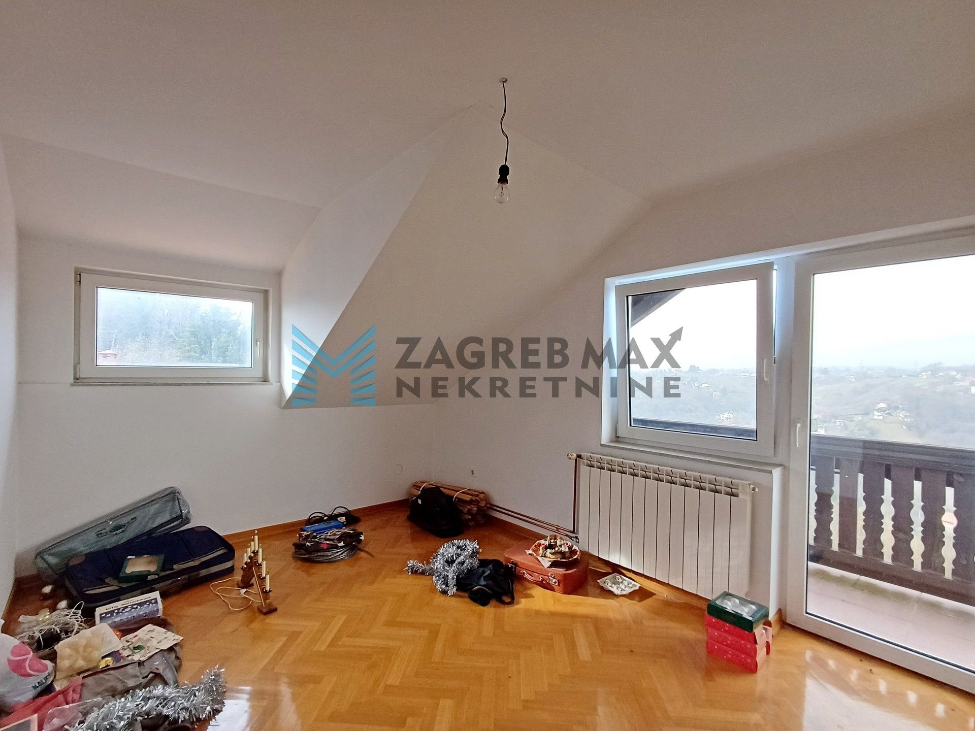 Zagreb - NOVOSELEC - Veliki Vrh - 2 kuće, garaža, dvorište, terasa, pogled