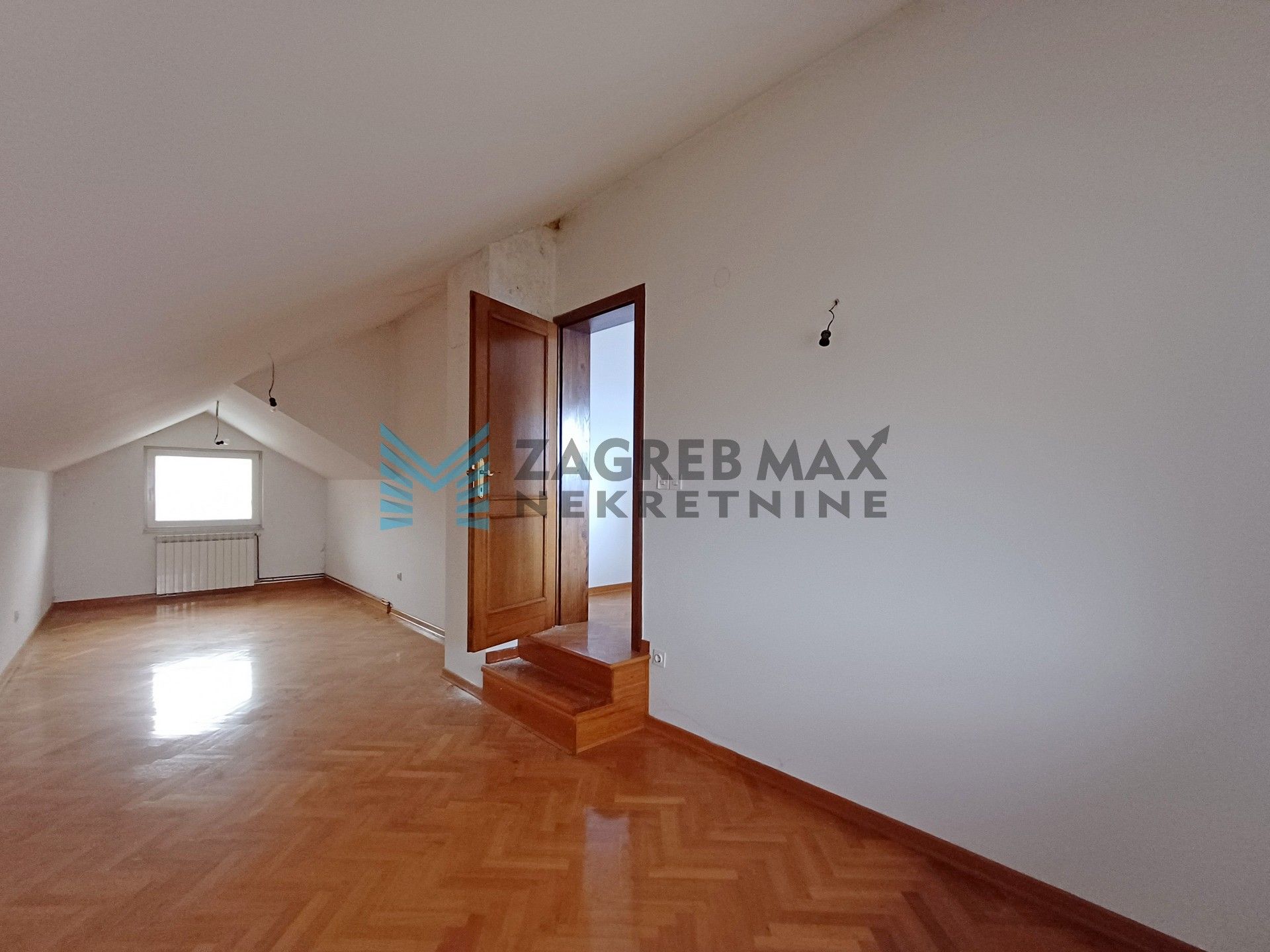 Zagreb - NOVOSELEC - Veliki Vrh - 2 kuće, garaža, dvorište, terasa, pogled