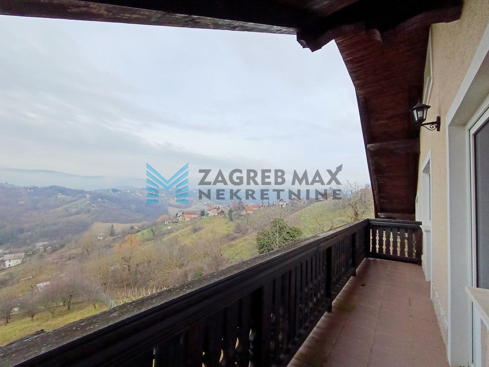 Zagreb - NOVOSELEC - Veliki Vrh - 2 kuće, garaža, dvorište, terasa, pogled