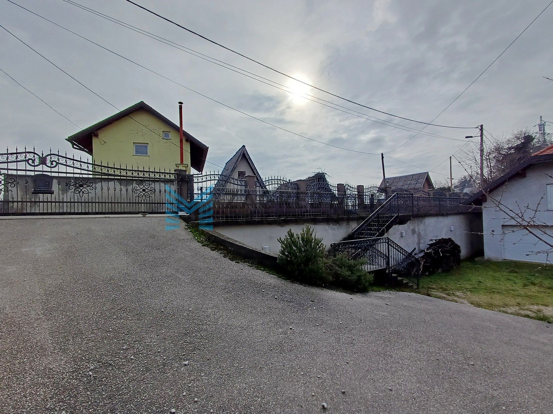 Zagreb - NOVOSELEC - Veliki Vrh - 2 kuće, garaža, dvorište, terasa, pogled