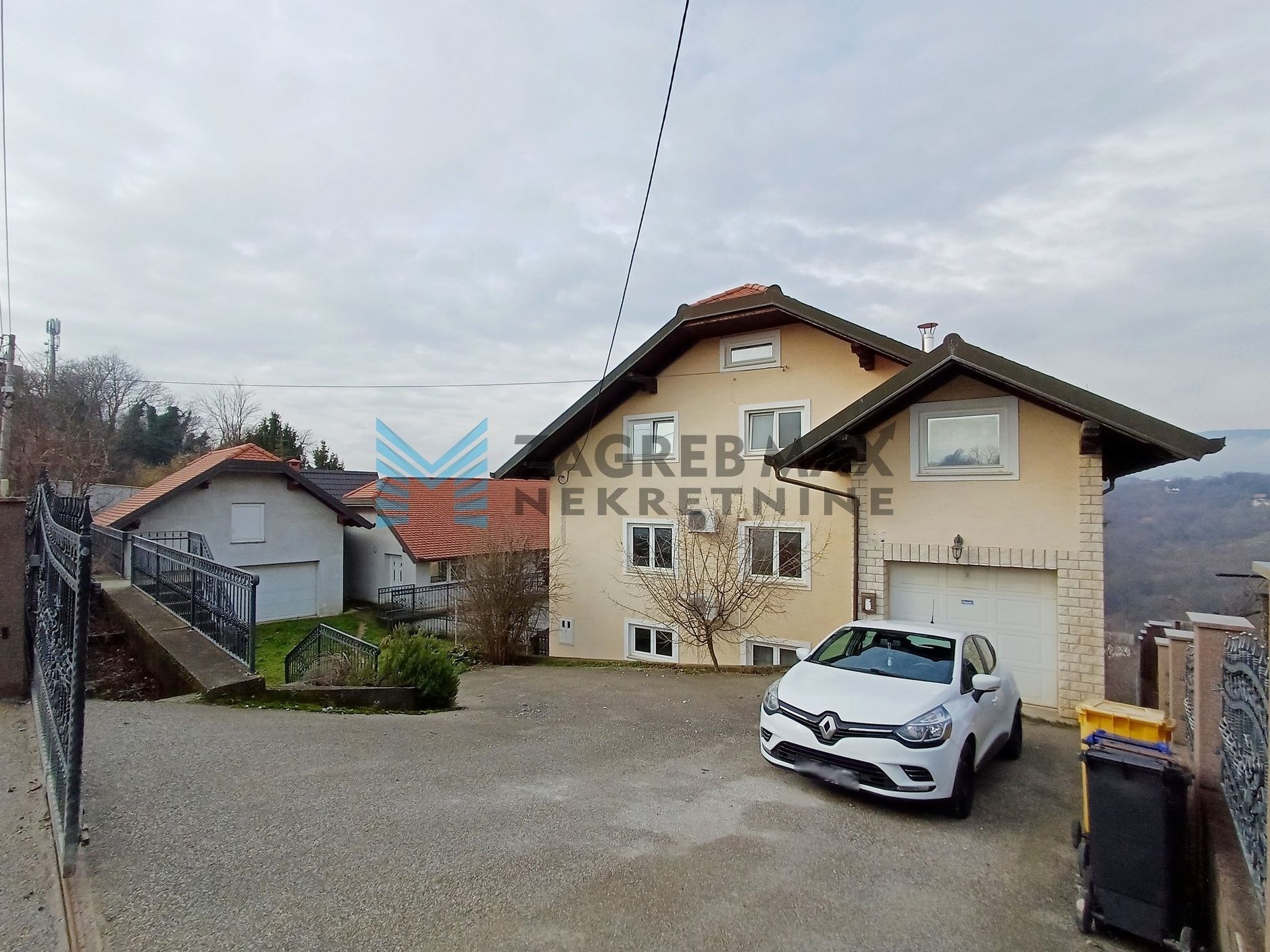 Zagreb - NOVOSELEC - Veliki Vrh - 2 kuće, garaža, dvorište, terasa, pogled