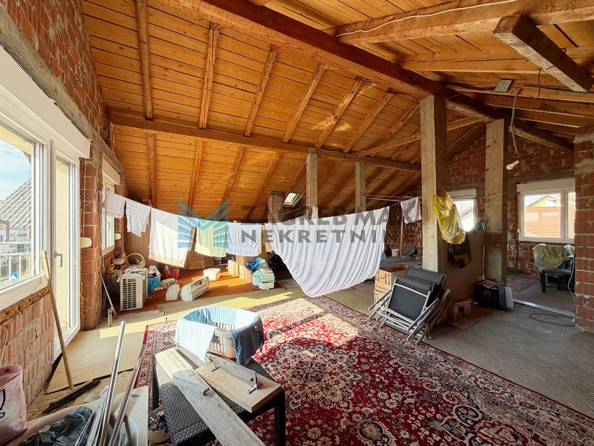 Zagreb - SESVETE - Krašnjanska - kuća, dvorište, terasa, balkoni, garaža, mirno