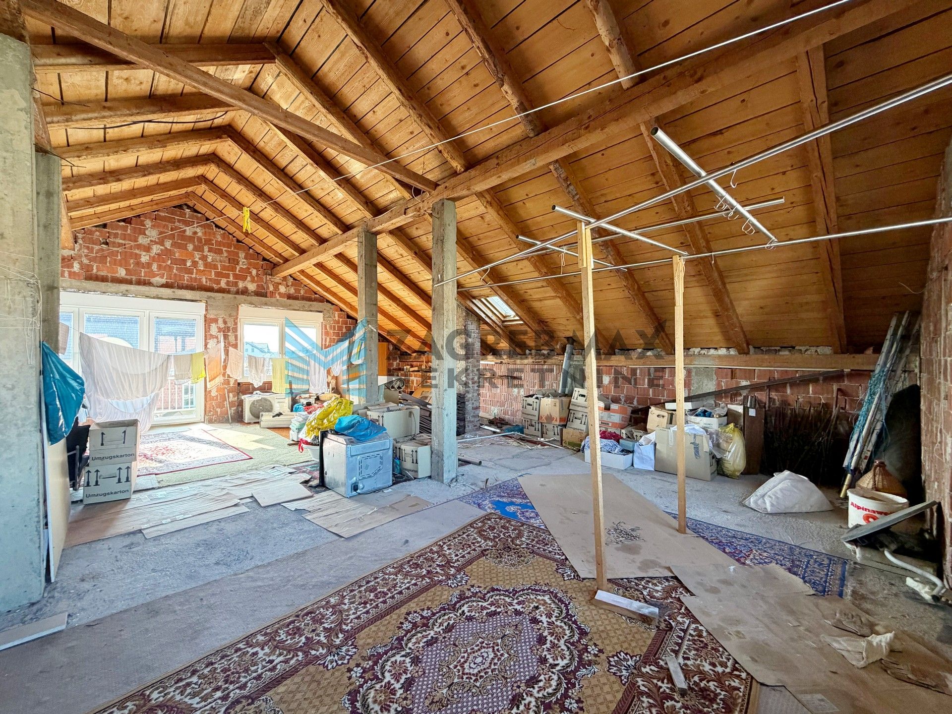 Zagreb - SESVETE - Krašnjanska - kuća, dvorište, terasa, balkoni, garaža, mirno