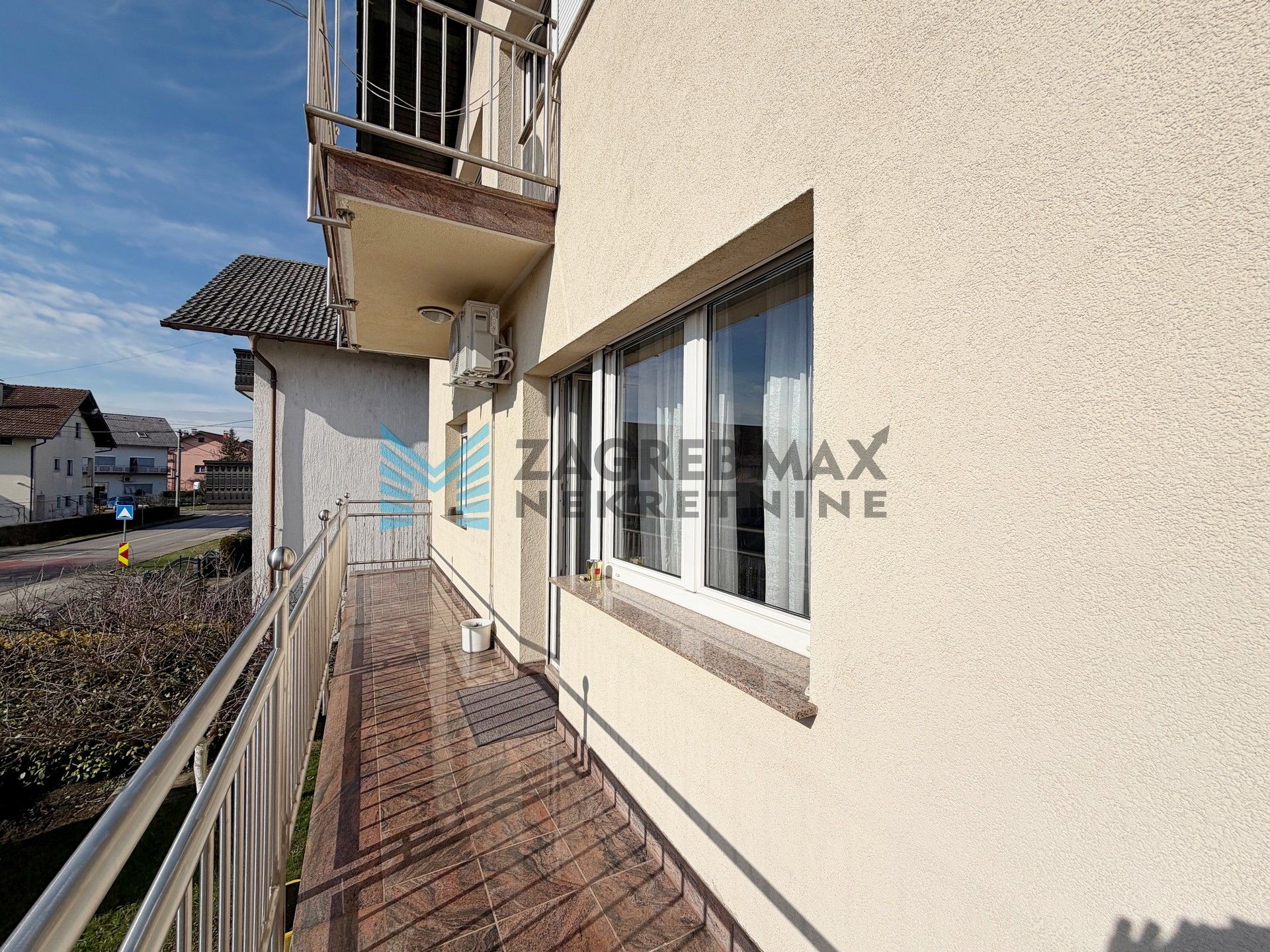 Zagreb - SESVETE - Krašnjanska - kuća, dvorište, terasa, balkoni, garaža, mirno