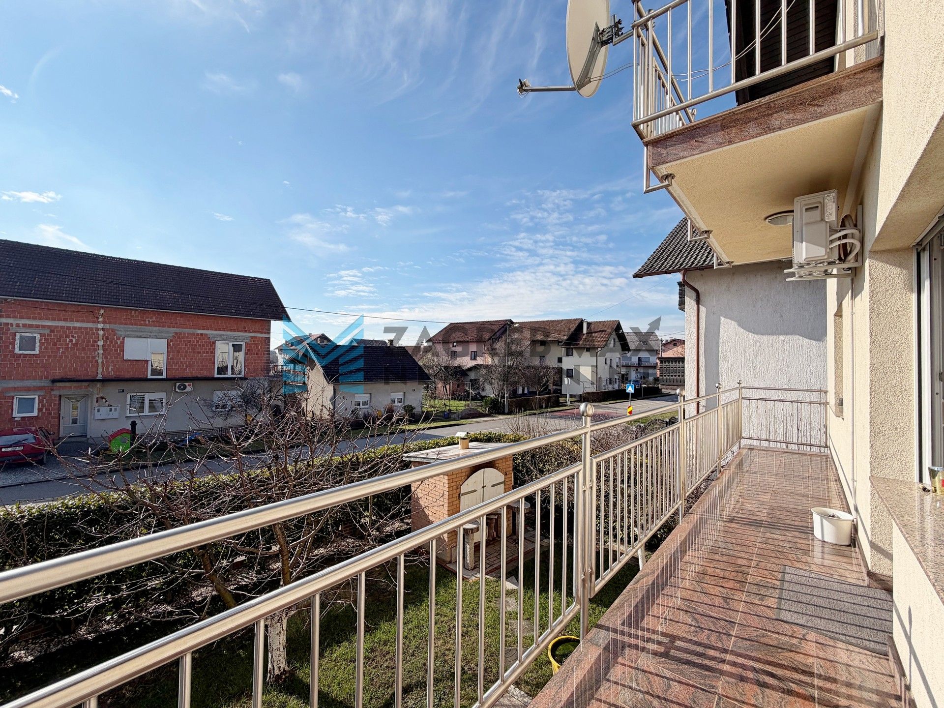 Zagreb - SESVETE - Krašnjanska - kuća, dvorište, terasa, balkoni, garaža, mirno