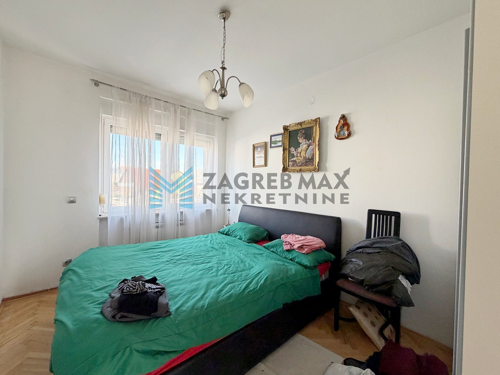 Zagreb - SESVETE - Krašnjanska - kuća, dvorište, terasa, balkoni, garaža, mirno