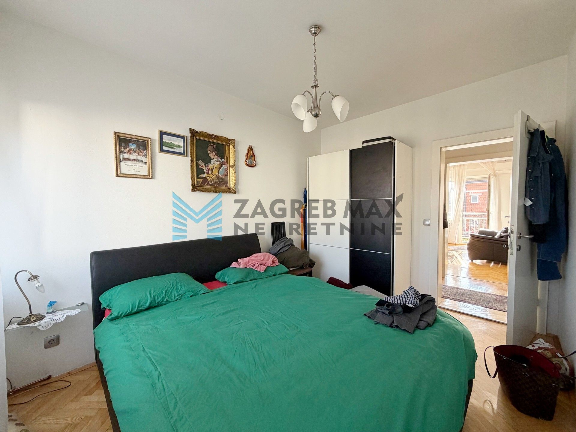 Zagreb - SESVETE - Krašnjanska - kuća, dvorište, terasa, balkoni, garaža, mirno