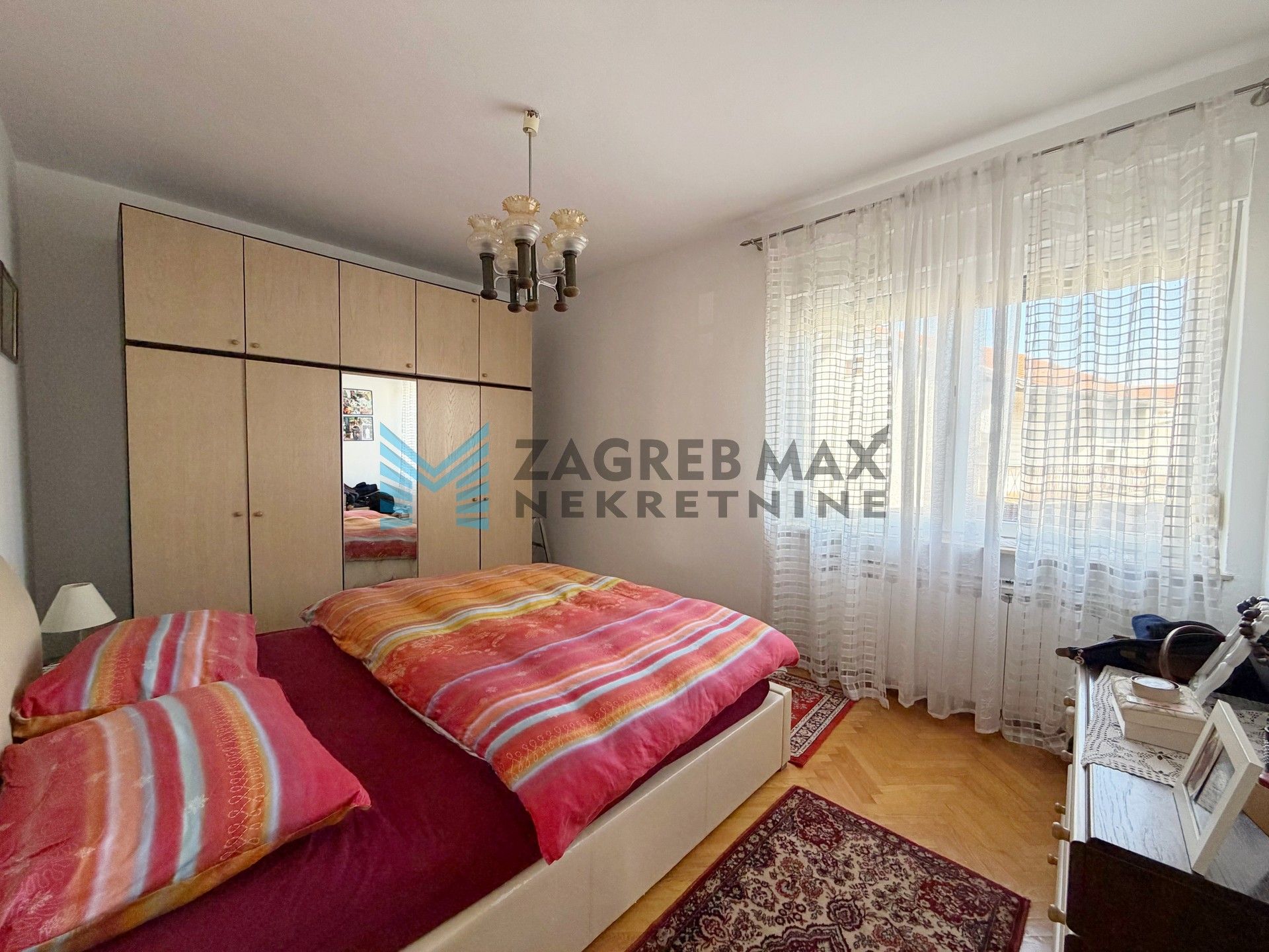 Zagreb - SESVETE - Krašnjanska - kuća, dvorište, terasa, balkoni, garaža, mirno