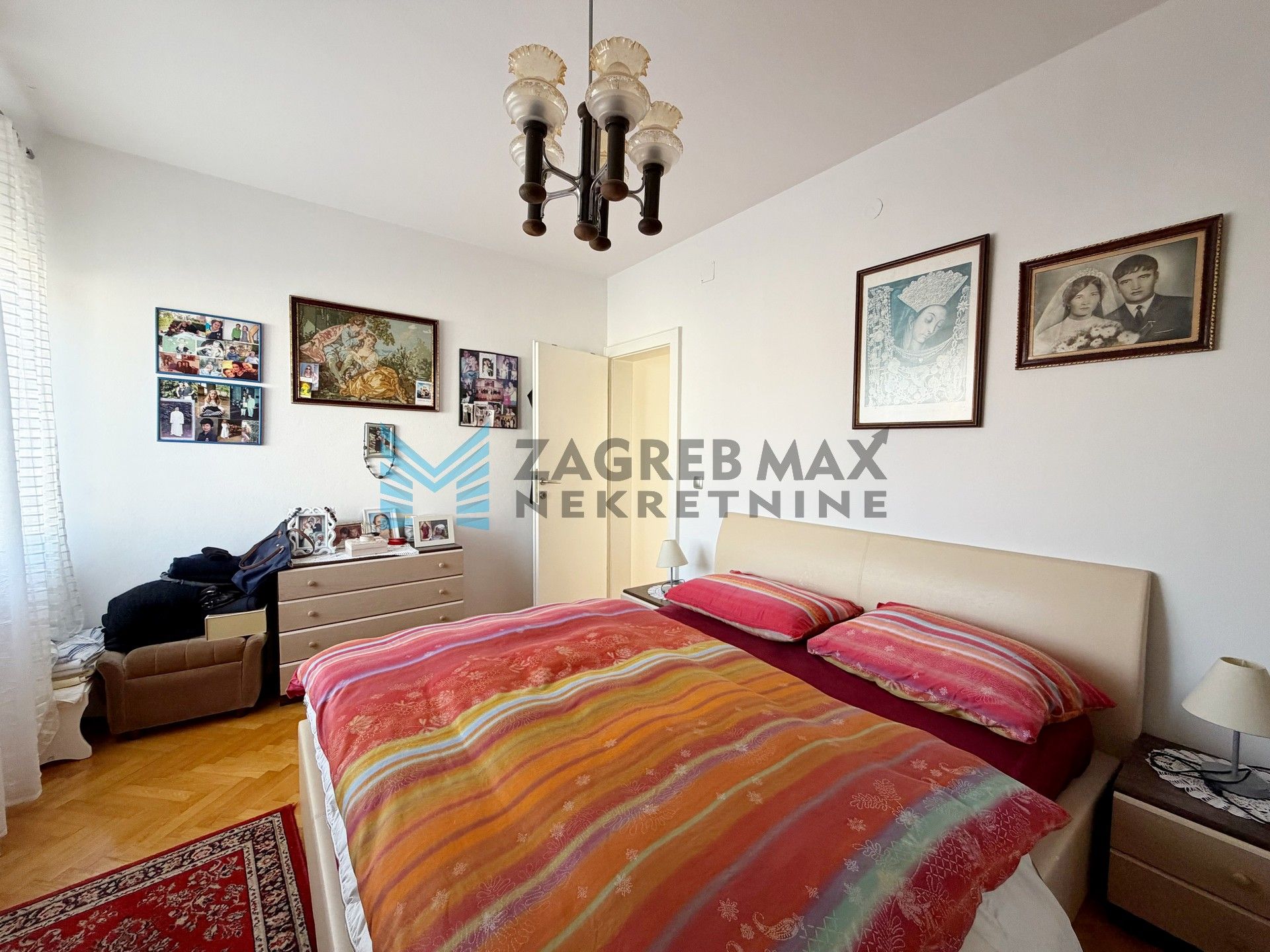 Zagreb - SESVETE - Krašnjanska - kuća, dvorište, terasa, balkoni, garaža, mirno