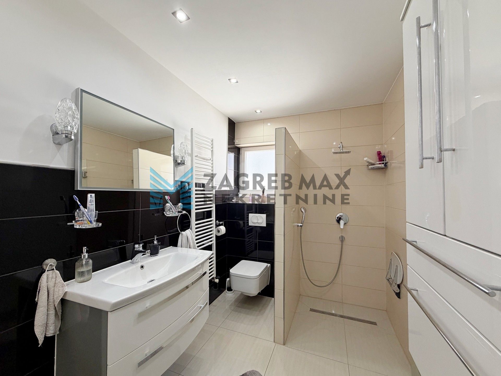 Zagreb - SESVETE - Krašnjanska - kuća, dvorište, terasa, balkoni, garaža, mirno