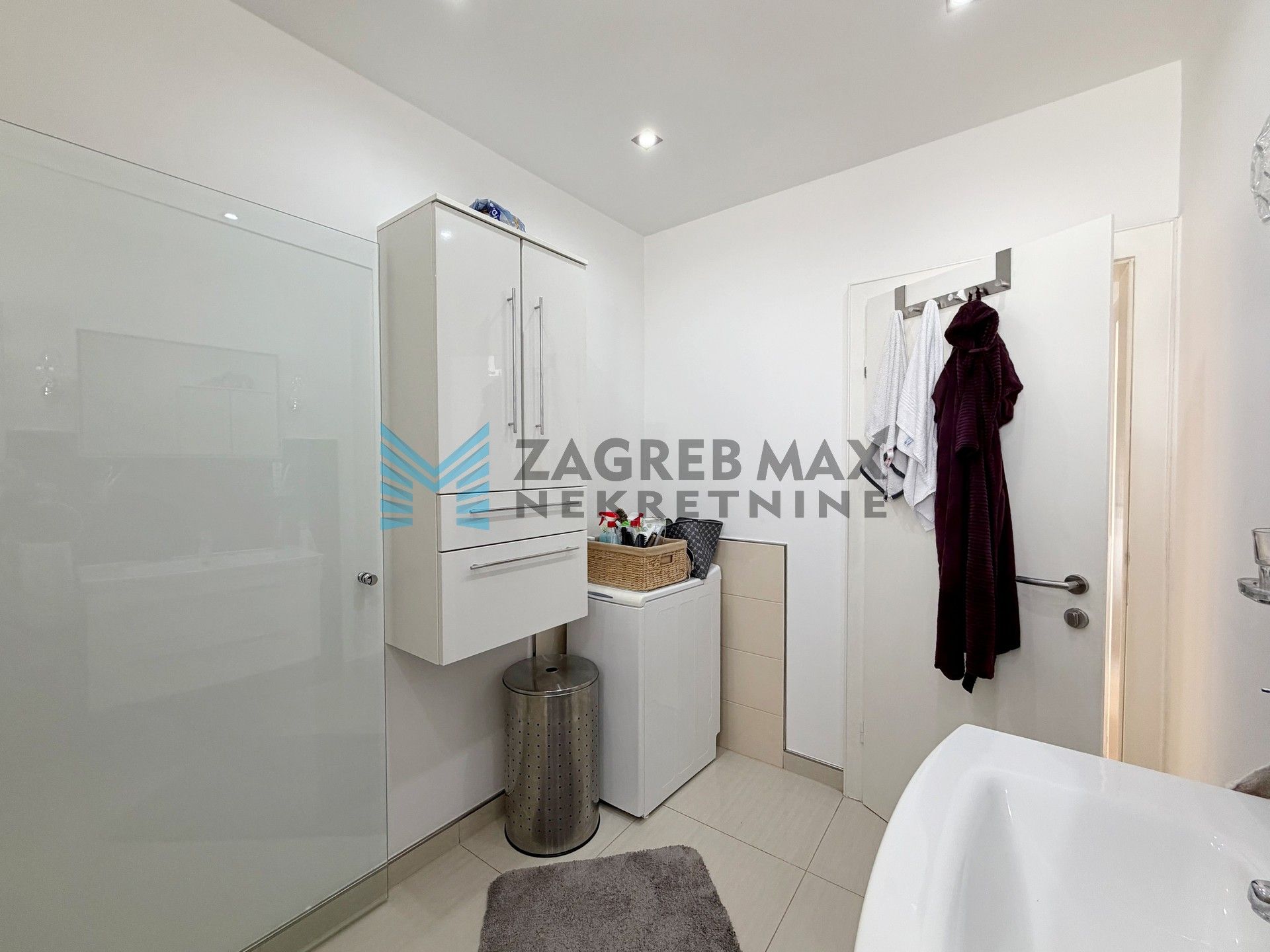 Zagreb - SESVETE - Krašnjanska - kuća, dvorište, terasa, balkoni, garaža, mirno