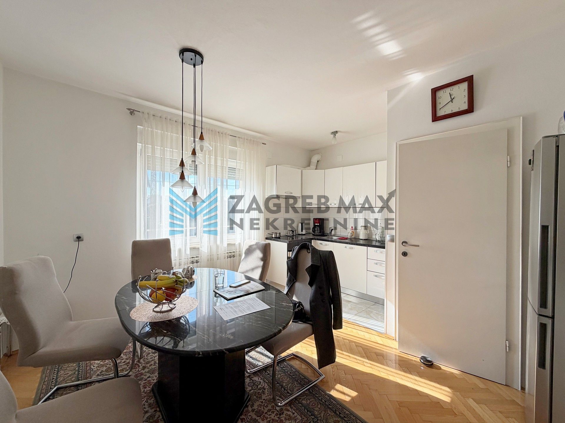 Zagreb - SESVETE - Krašnjanska - kuća, dvorište, terasa, balkoni, garaža, mirno