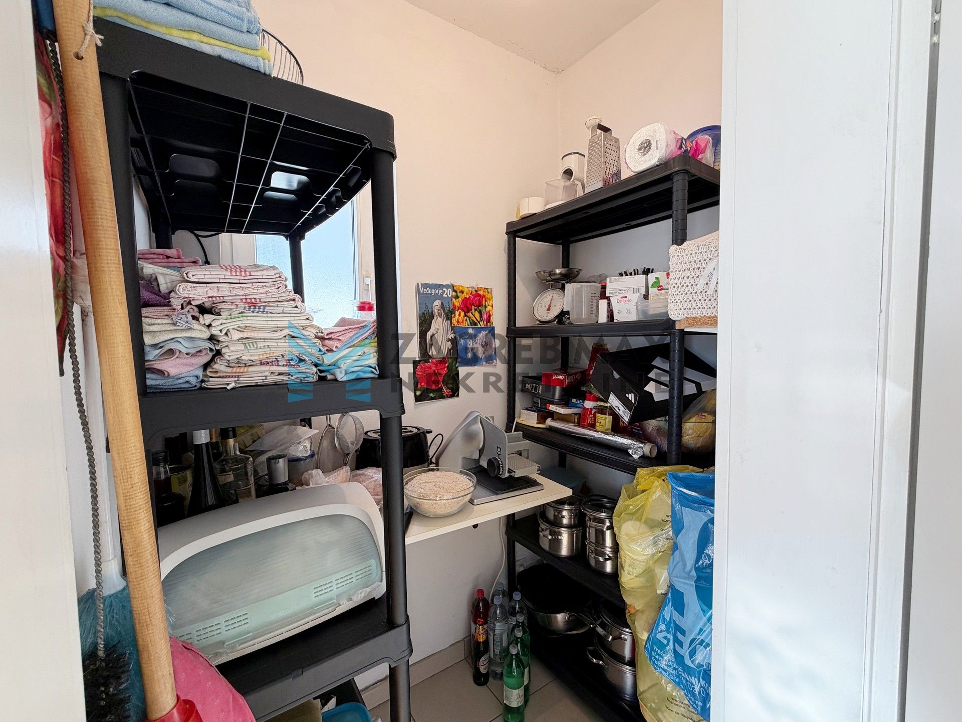 Zagreb - SESVETE - Krašnjanska - kuća, dvorište, terasa, balkoni, garaža, mirno