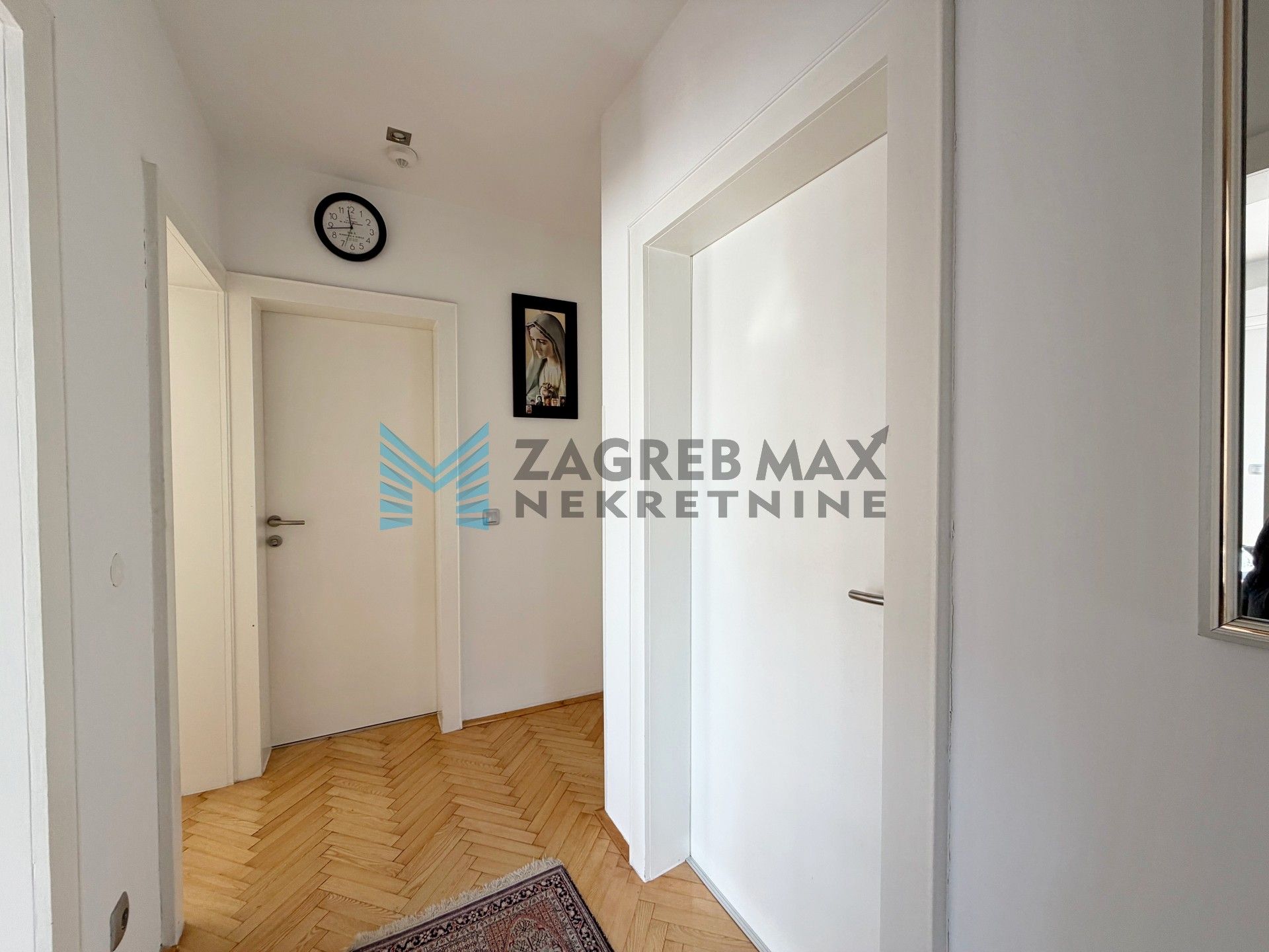 Zagreb - SESVETE - Krašnjanska - kuća, dvorište, terasa, balkoni, garaža, mirno