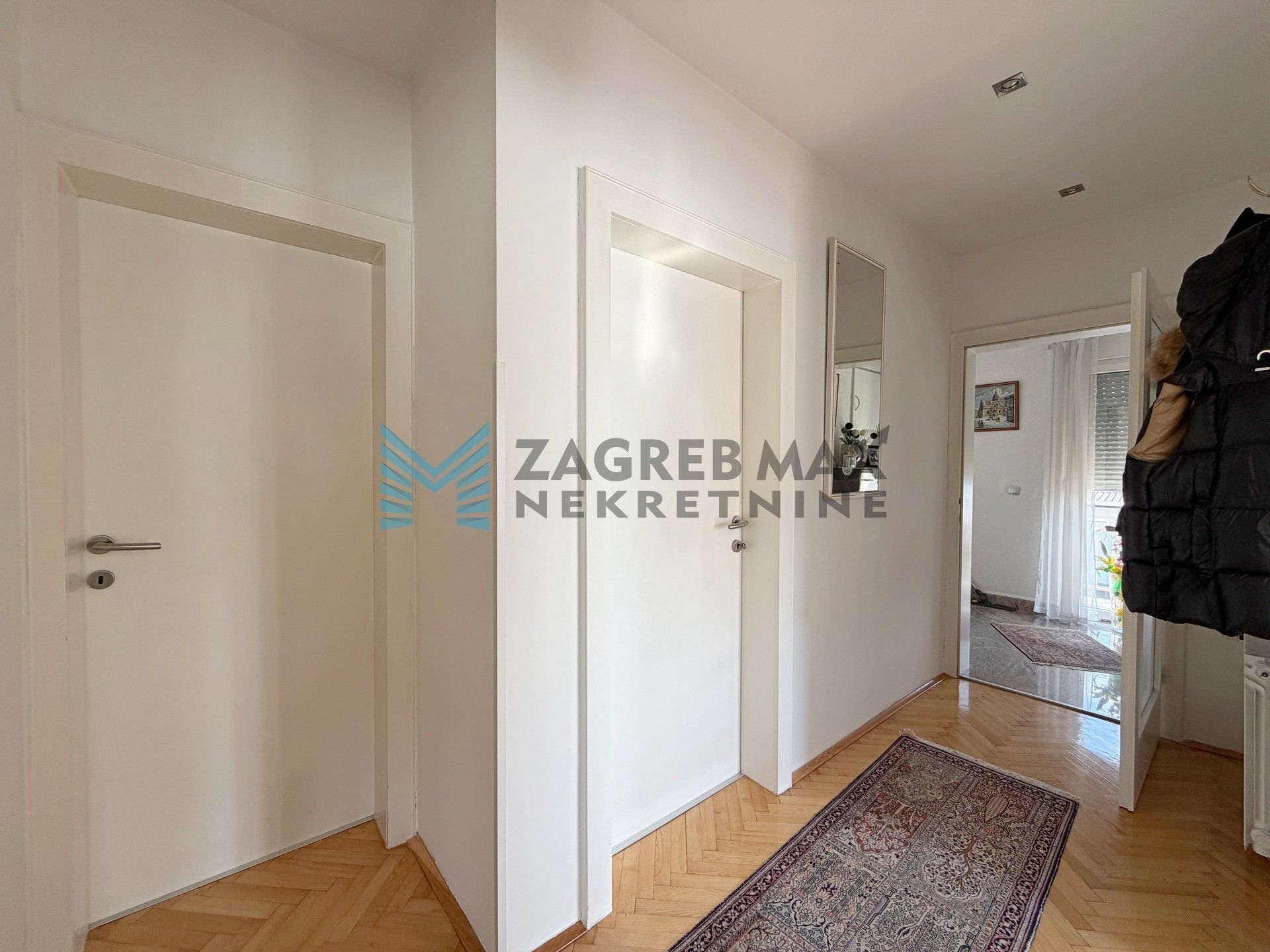 Zagreb - SESVETE - Krašnjanska - kuća, dvorište, terasa, balkoni, garaža, mirno