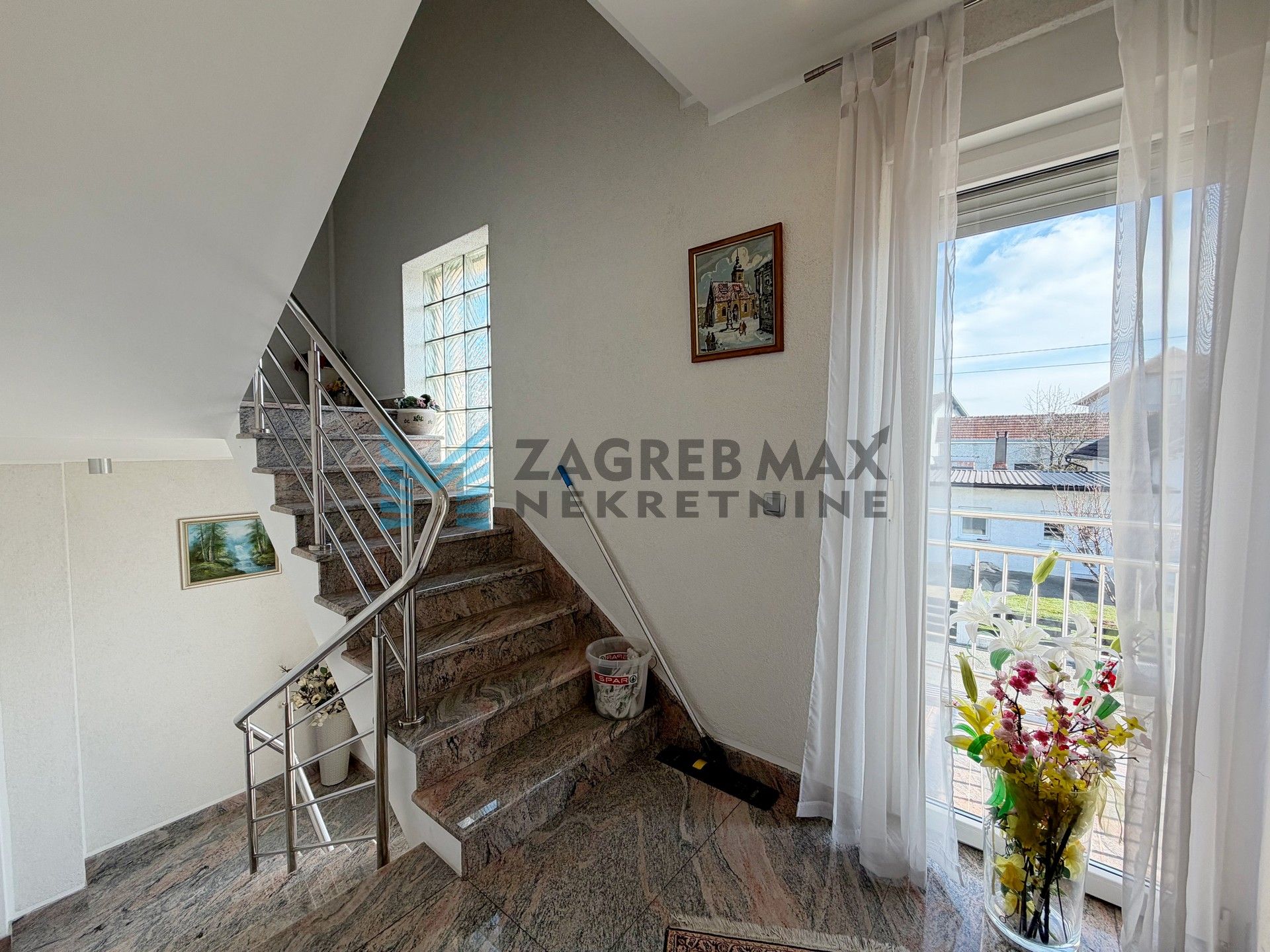 Zagreb - SESVETE - Krašnjanska - kuća, dvorište, terasa, balkoni, garaža, mirno