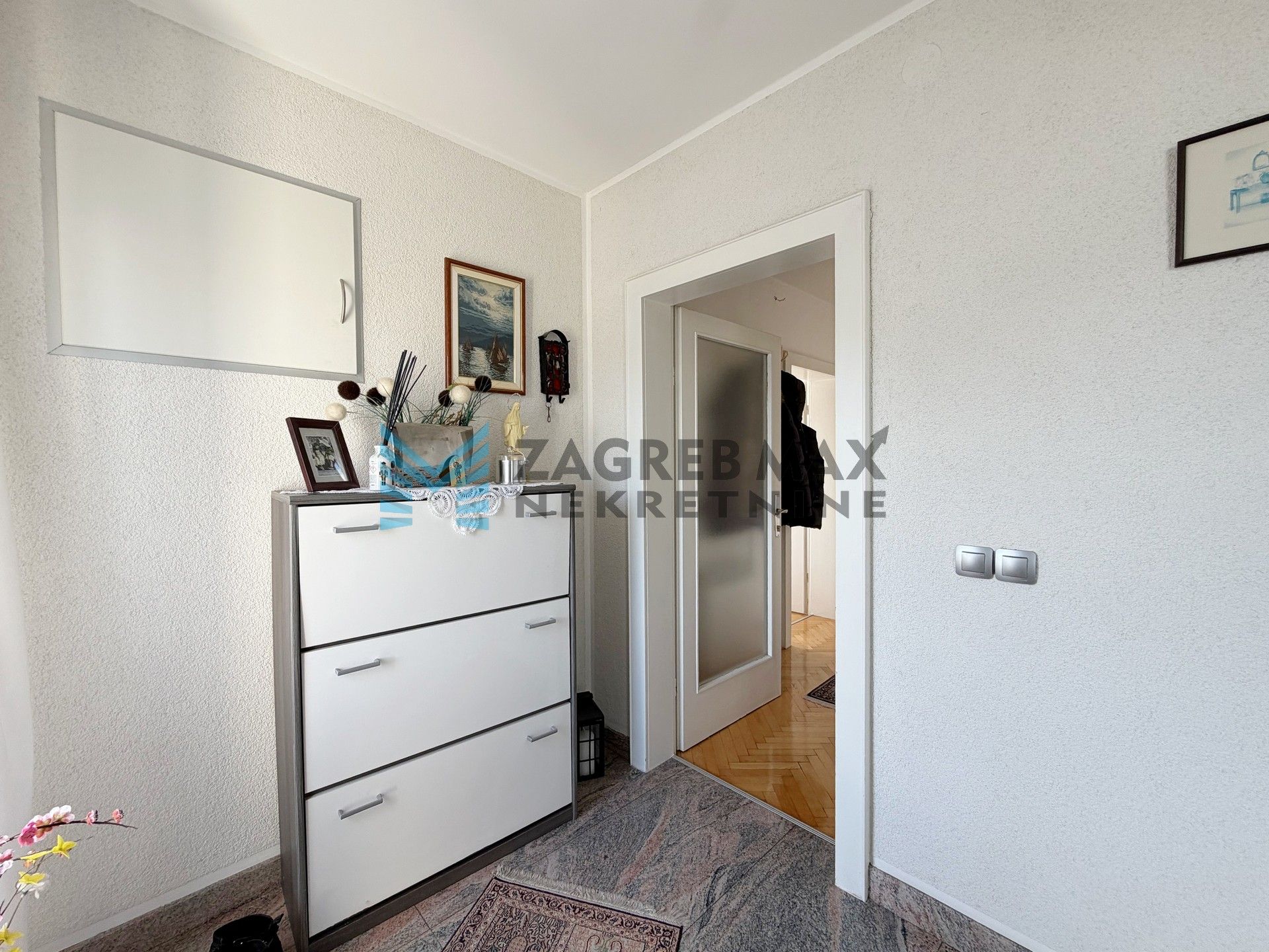 Zagreb - SESVETE - Krašnjanska - kuća, dvorište, terasa, balkoni, garaža, mirno