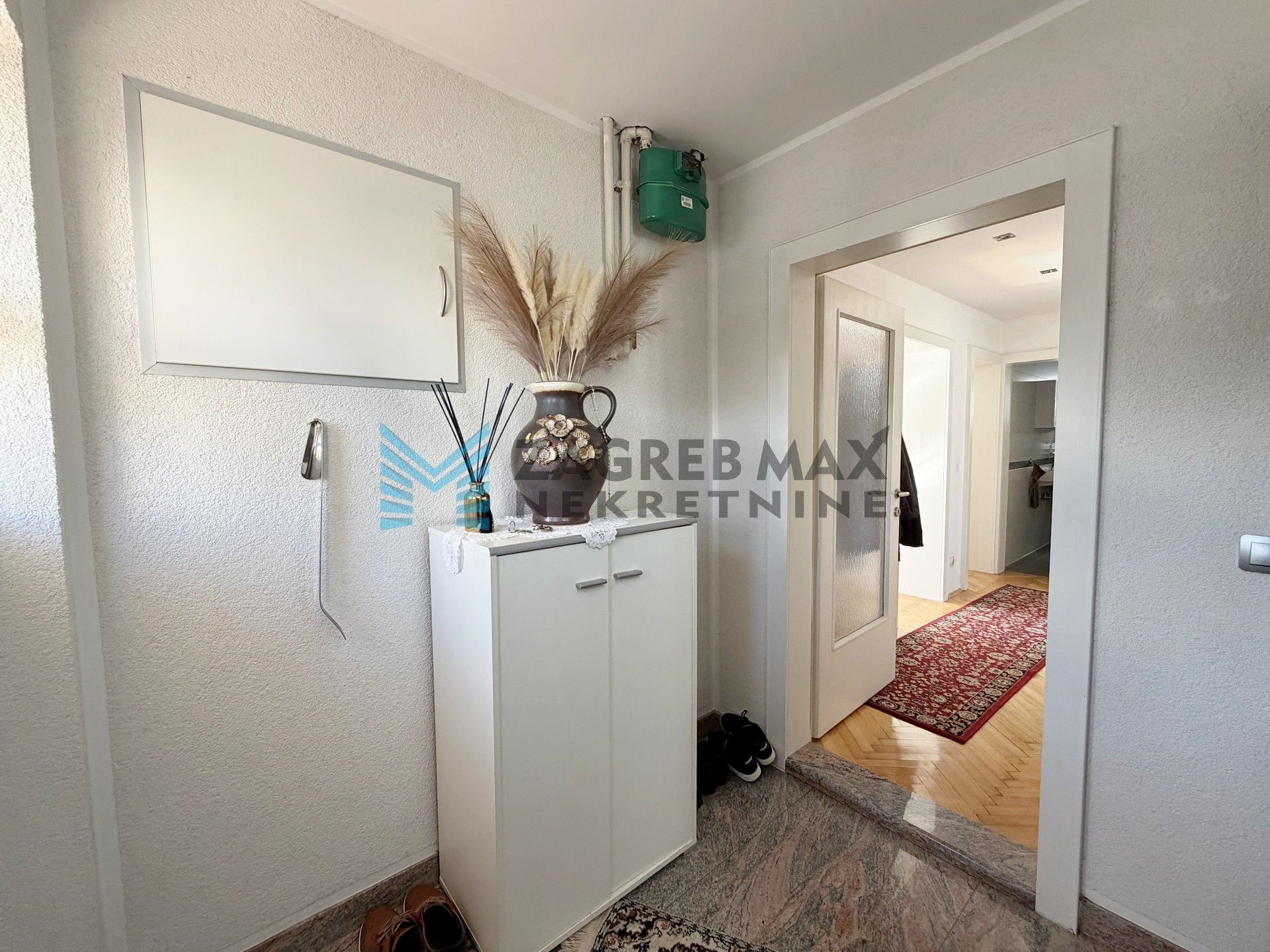 Zagreb - SESVETE - Krašnjanska - kuća, dvorište, terasa, balkoni, garaža, mirno