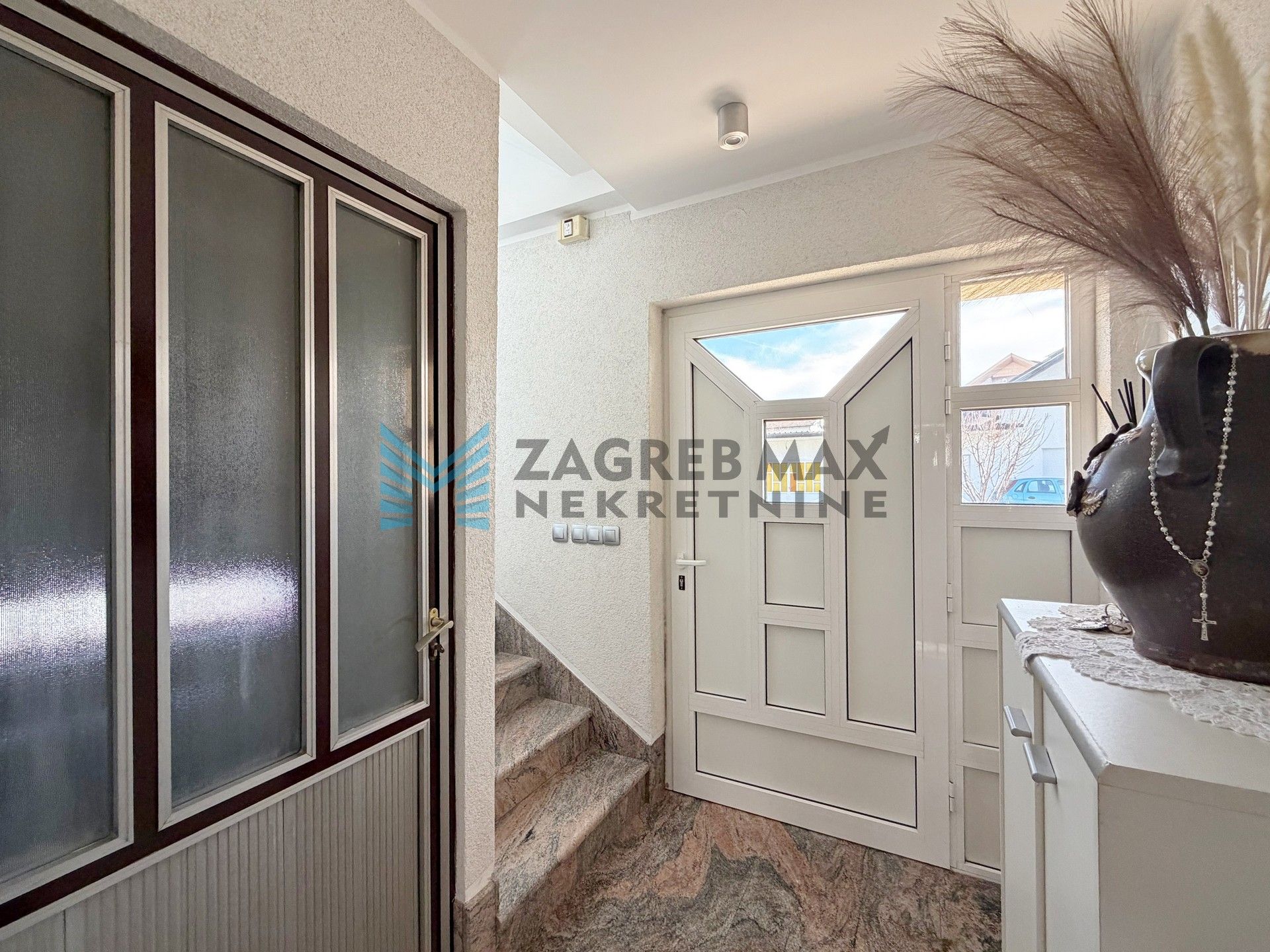 Zagreb - SESVETE - Krašnjanska - kuća, dvorište, terasa, balkoni, garaža, mirno