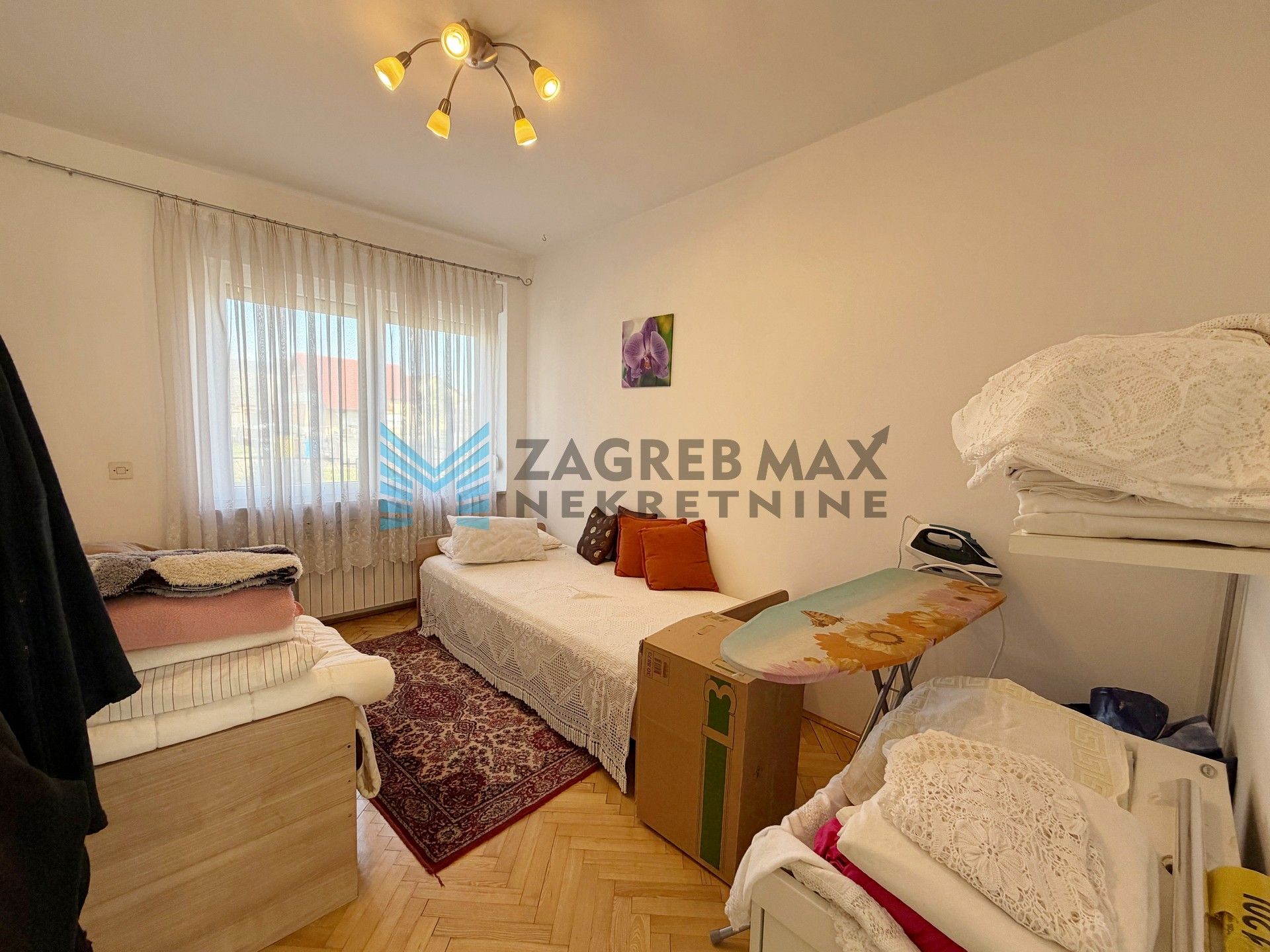 Zagreb - SESVETE - Krašnjanska - kuća, dvorište, terasa, balkoni, garaža, mirno