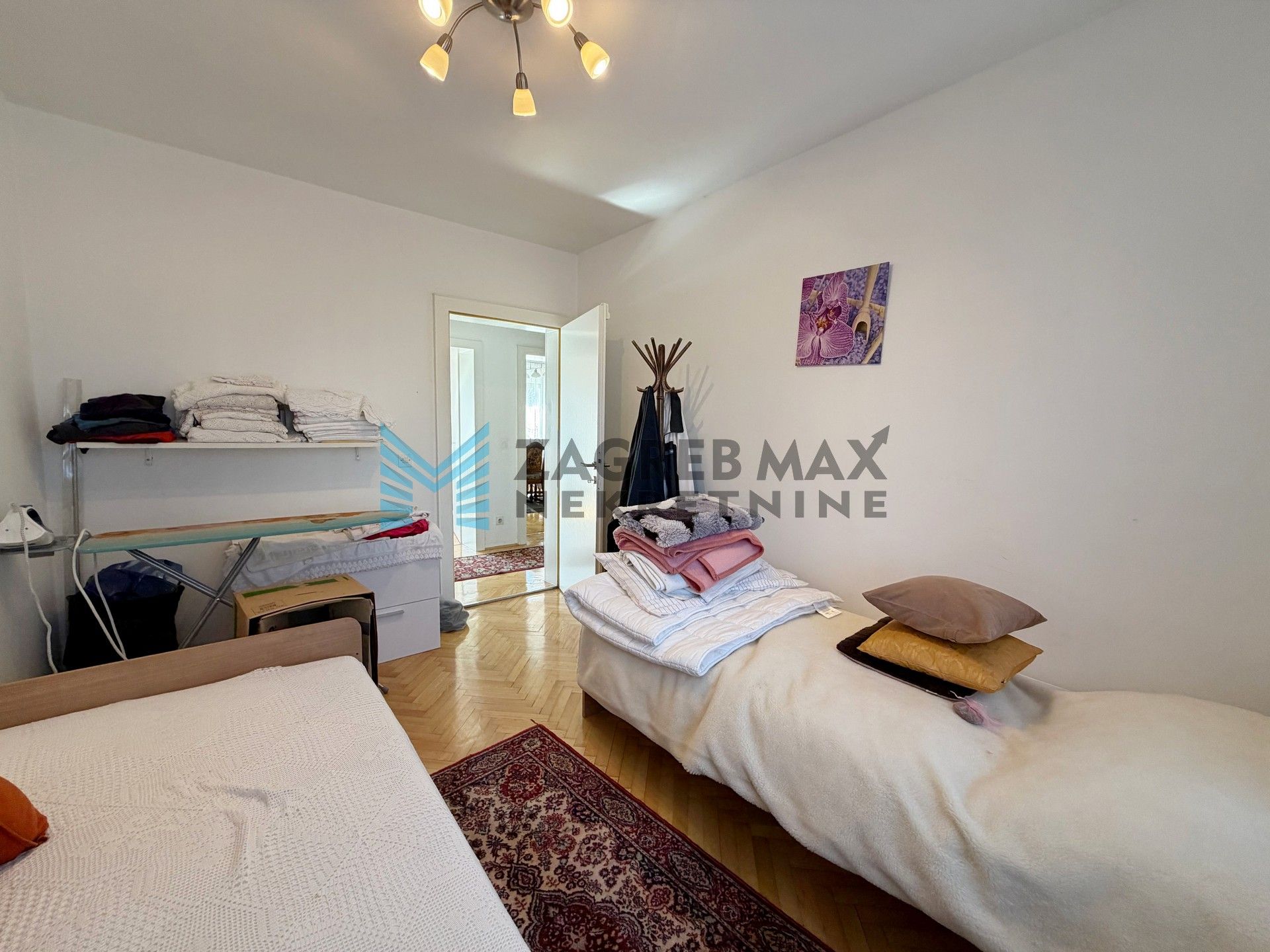 Zagreb - SESVETE - Krašnjanska - kuća, dvorište, terasa, balkoni, garaža, mirno